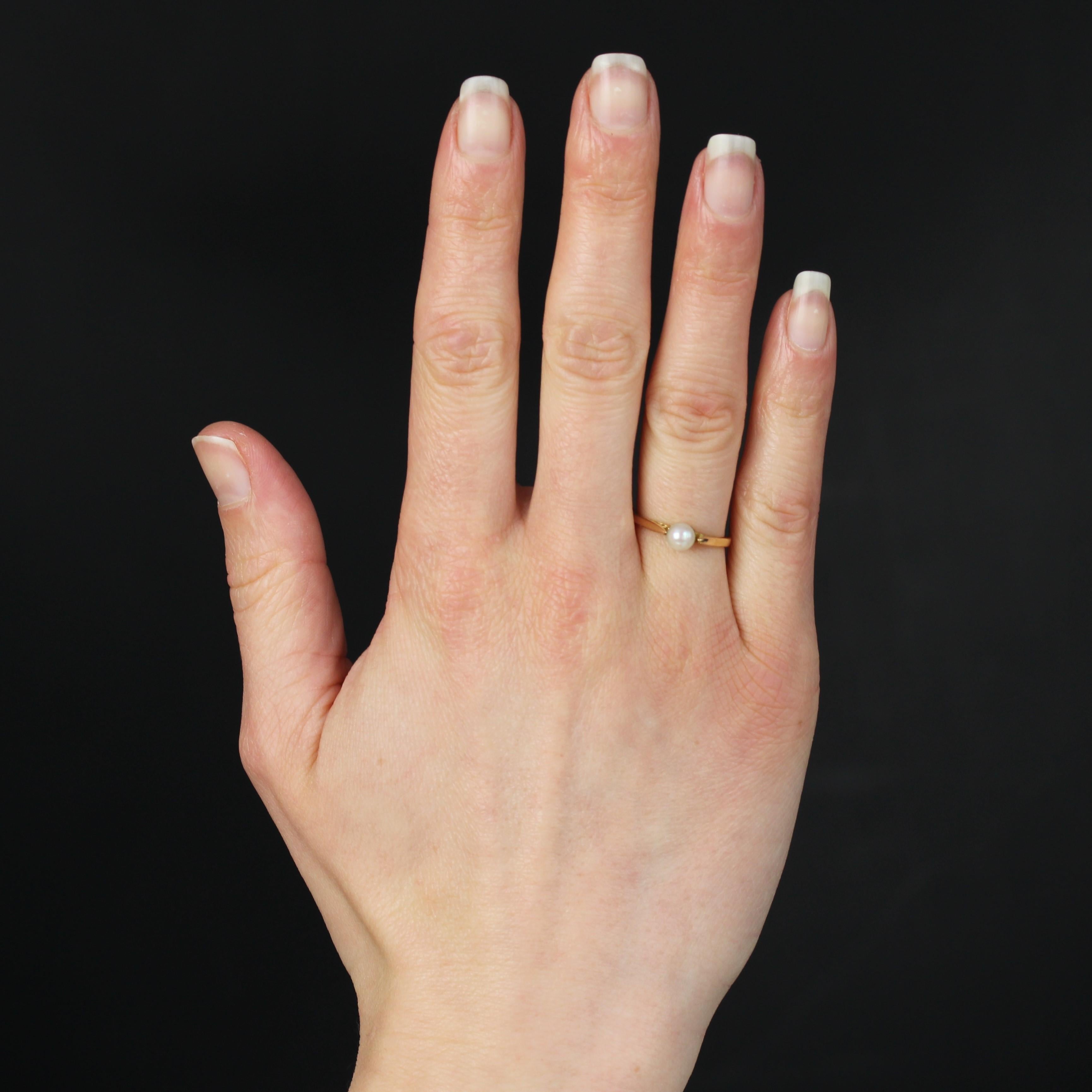 Bague en or jaune 18 carats.
Cette bague fine est ornée d'une perle de culture orientale blanc nacré solitaire, avec un motif ajouré de part et d'autre du profil.
Diamètre de la perle : 4/4,5 mm environ.
Diamètre de la tête : 4,7 mm environ,