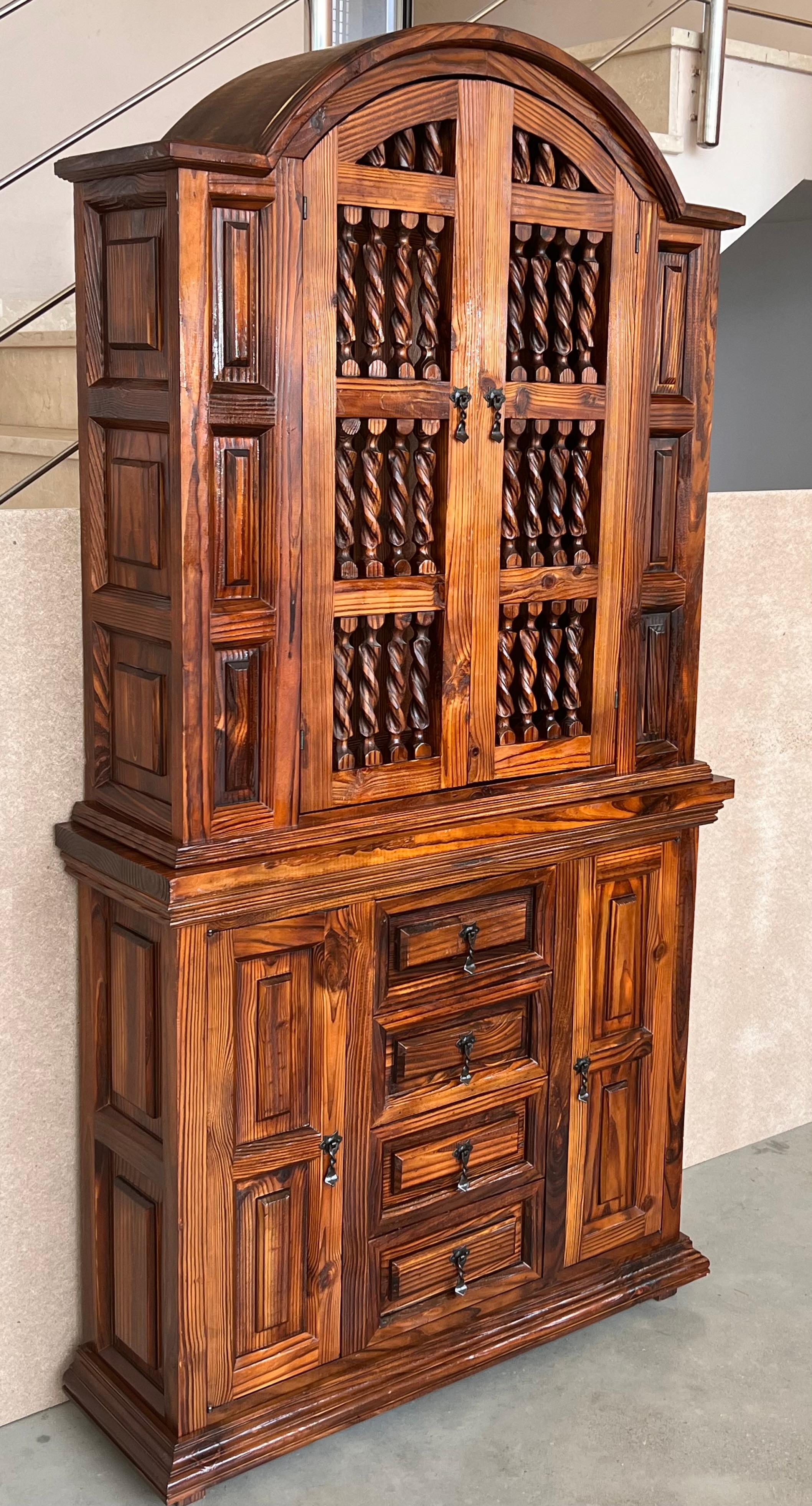 Baroque Armoire ou meuble de rangement du XXe siècle, pin, Espagne, restauré en vente