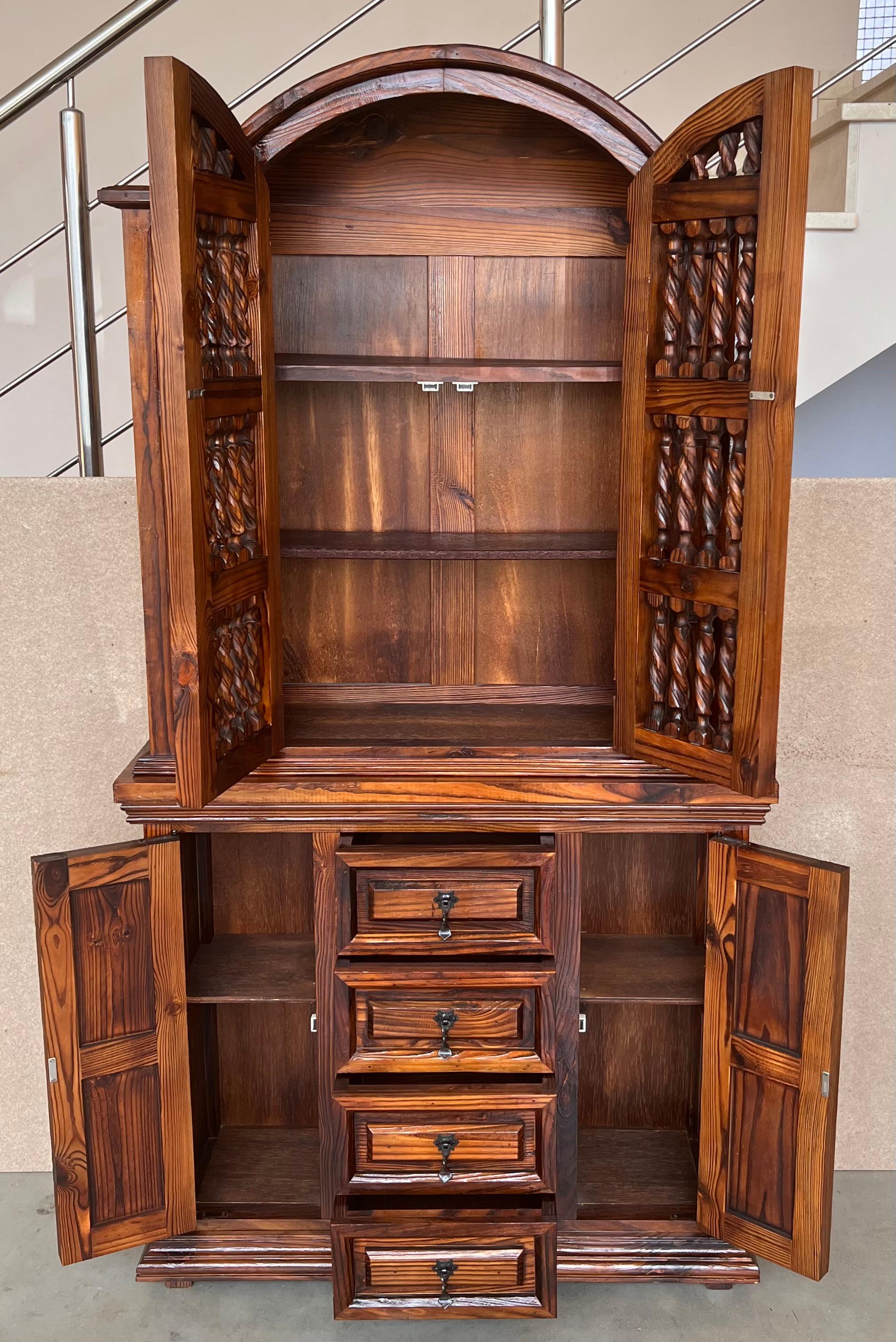 20ième siècle Armoire ou meuble de rangement du XXe siècle, pin, Espagne, restauré en vente