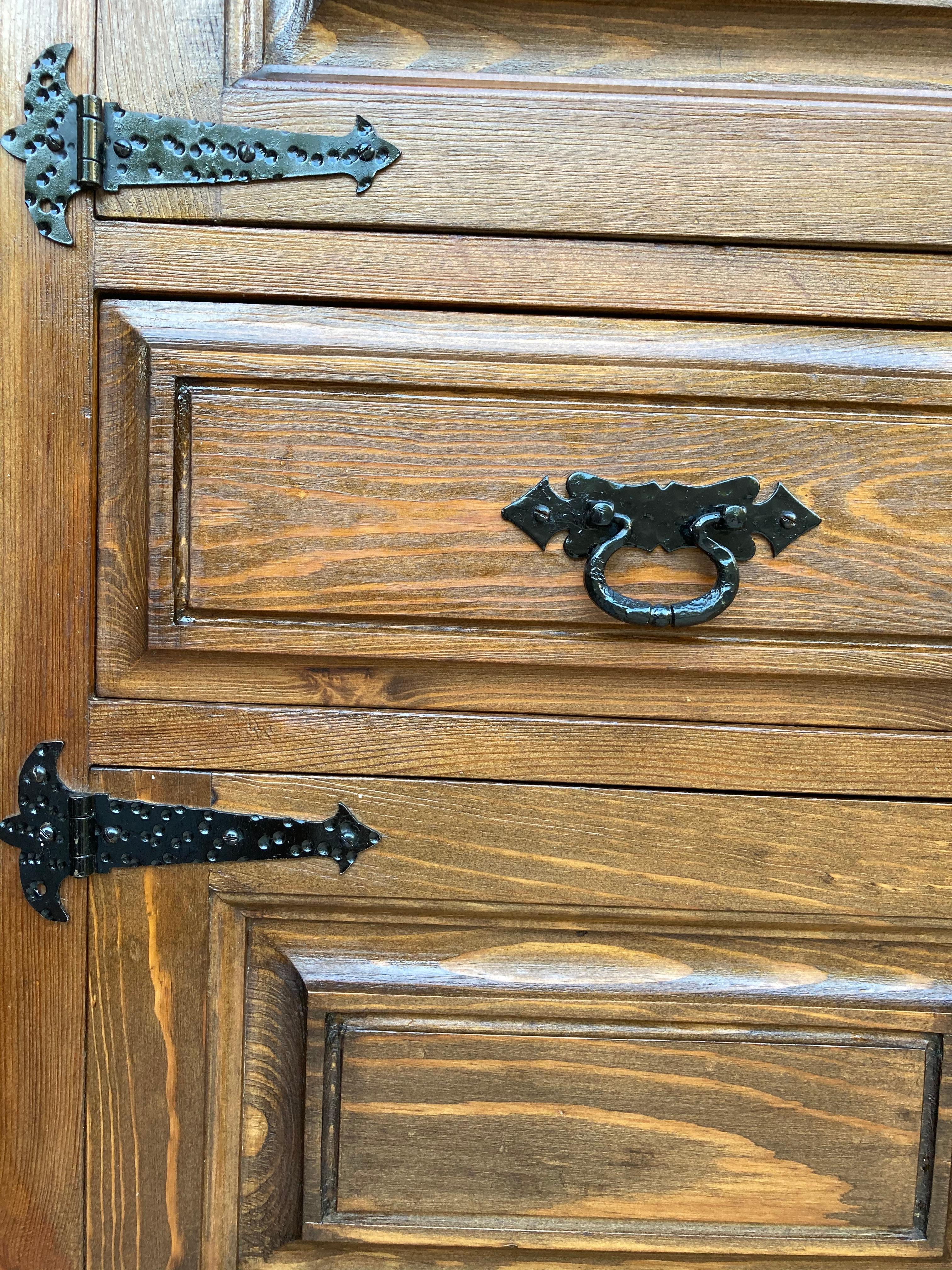 Credenza o armadio del XX secolo, noce, influenza castigliana, Spagna, restaurato in vendita 2