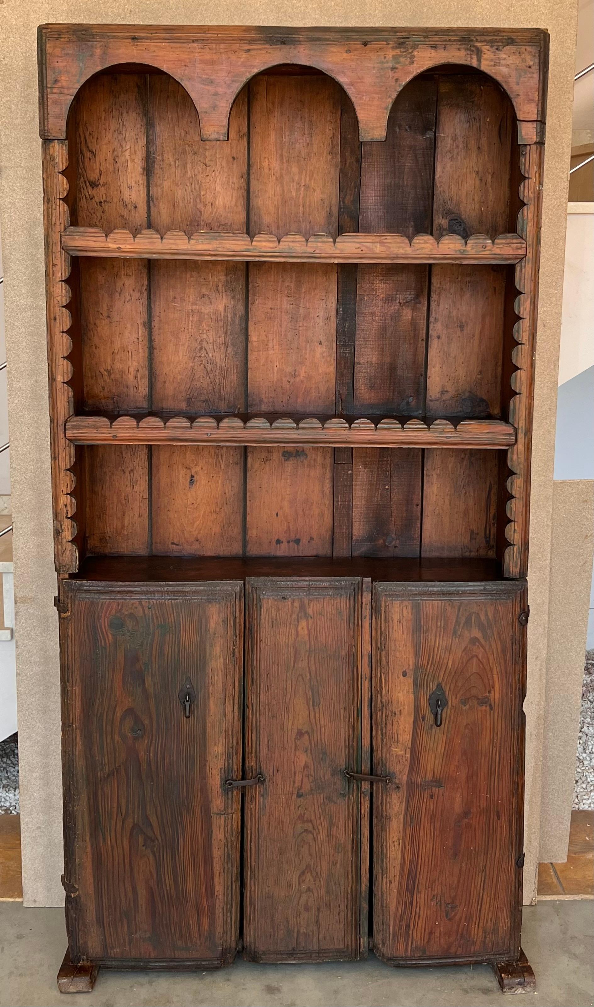 Großer spanischer Schrank oder Buffet des 20. Jahrhunderts aus Nussbaumholz. Mit einem offenen Regal, das im unteren Teil von zwei Türen abgeschlossen wird. Dieser massive Schrank, der in Spanien hergestellt wurde, weist eine wunderschöne
