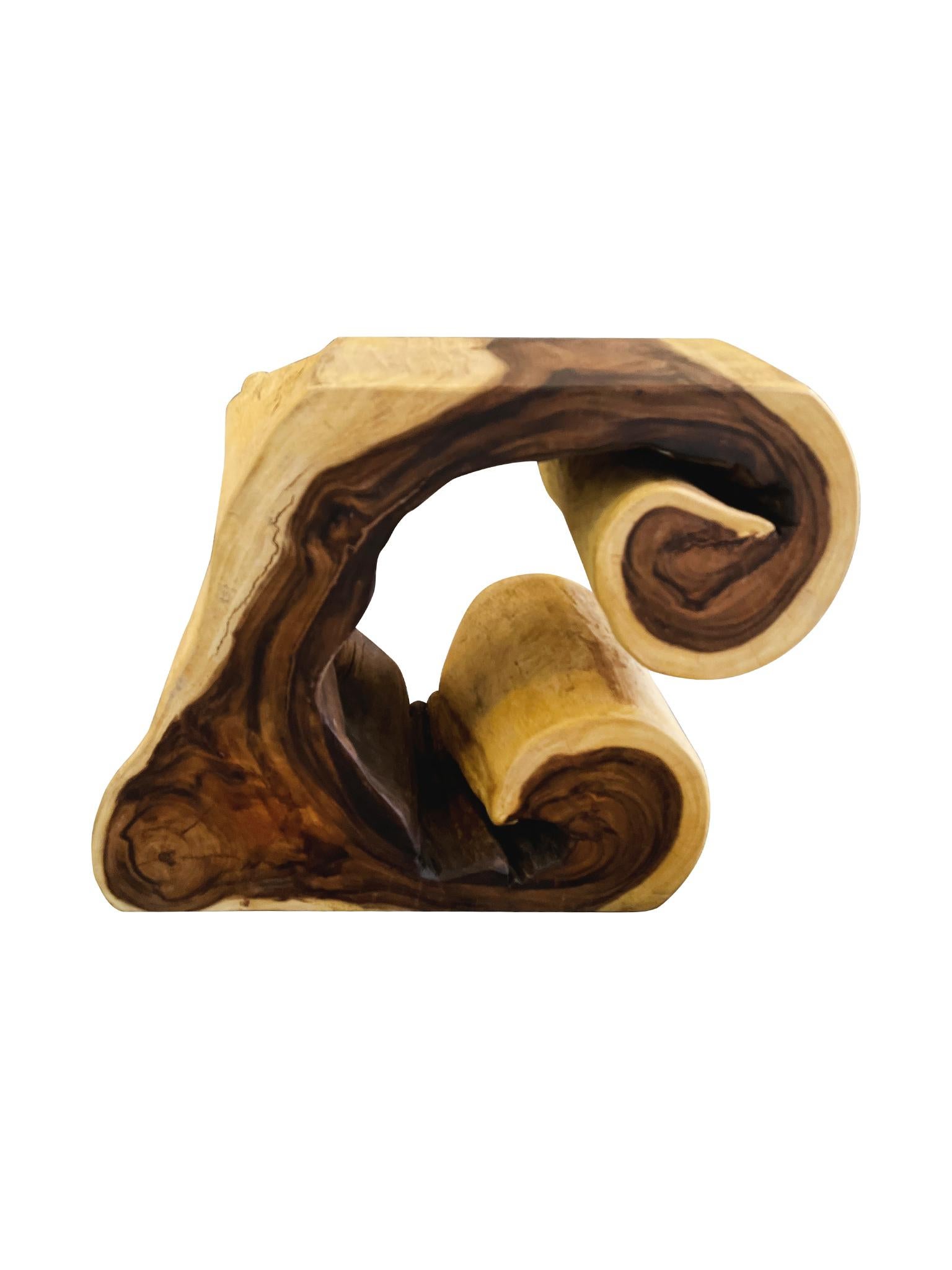 Ce guéridon vintage se distingue par sa structure dynamique à volutes et en porte-à-faux, ainsi que par son riche grain de bois bicolore. Avec sa forme amorphe, il ajoute une touche organique à tout espace. 

Dimensions :
23.5 in. width
11,5 pouces