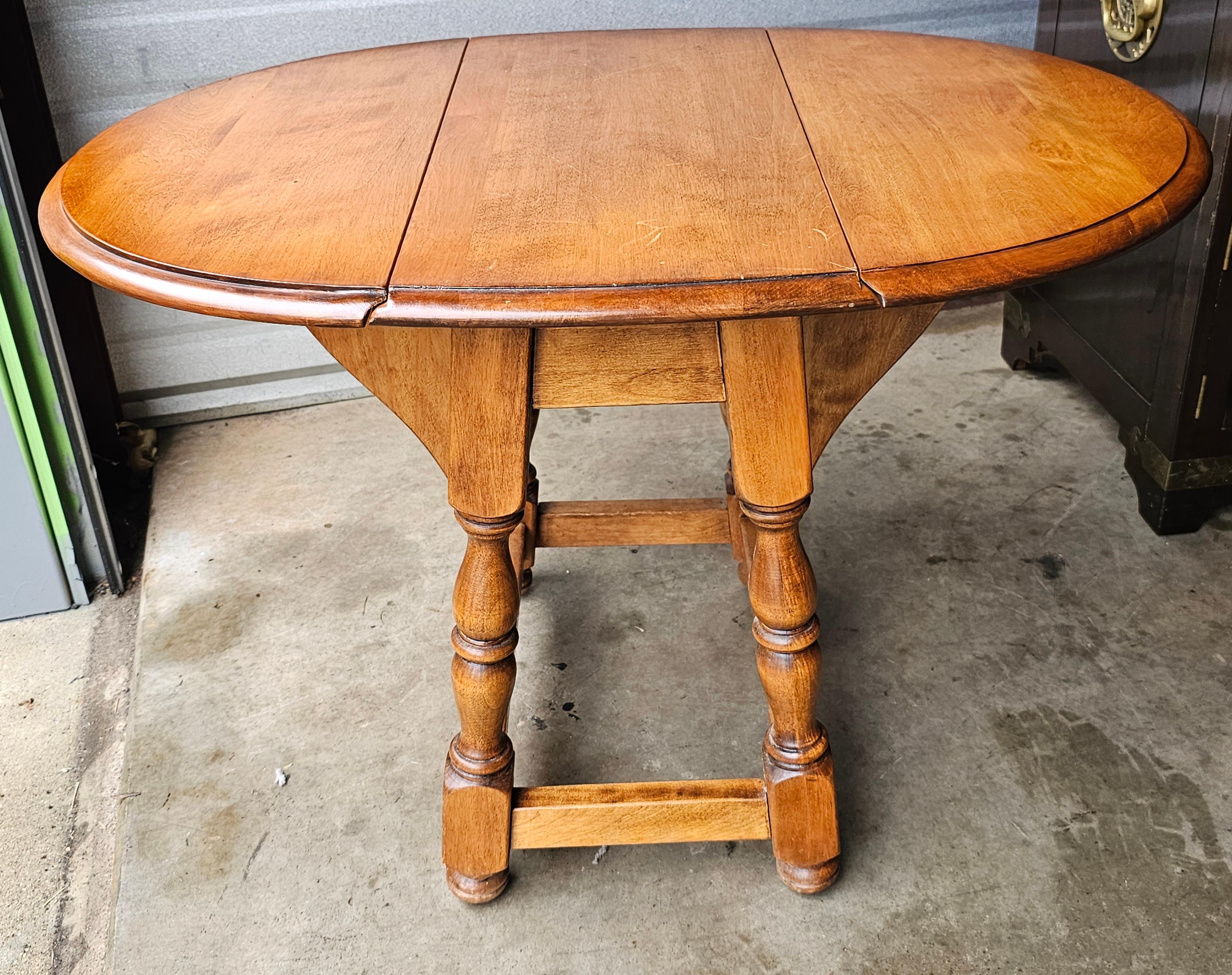 Table d'appoint en érable à feuilles tombantes de style Farmhouse de Cushman Classics du 20e siècle.
Très bon état vintage. Très légères traces d'utilisation
Mesure 33