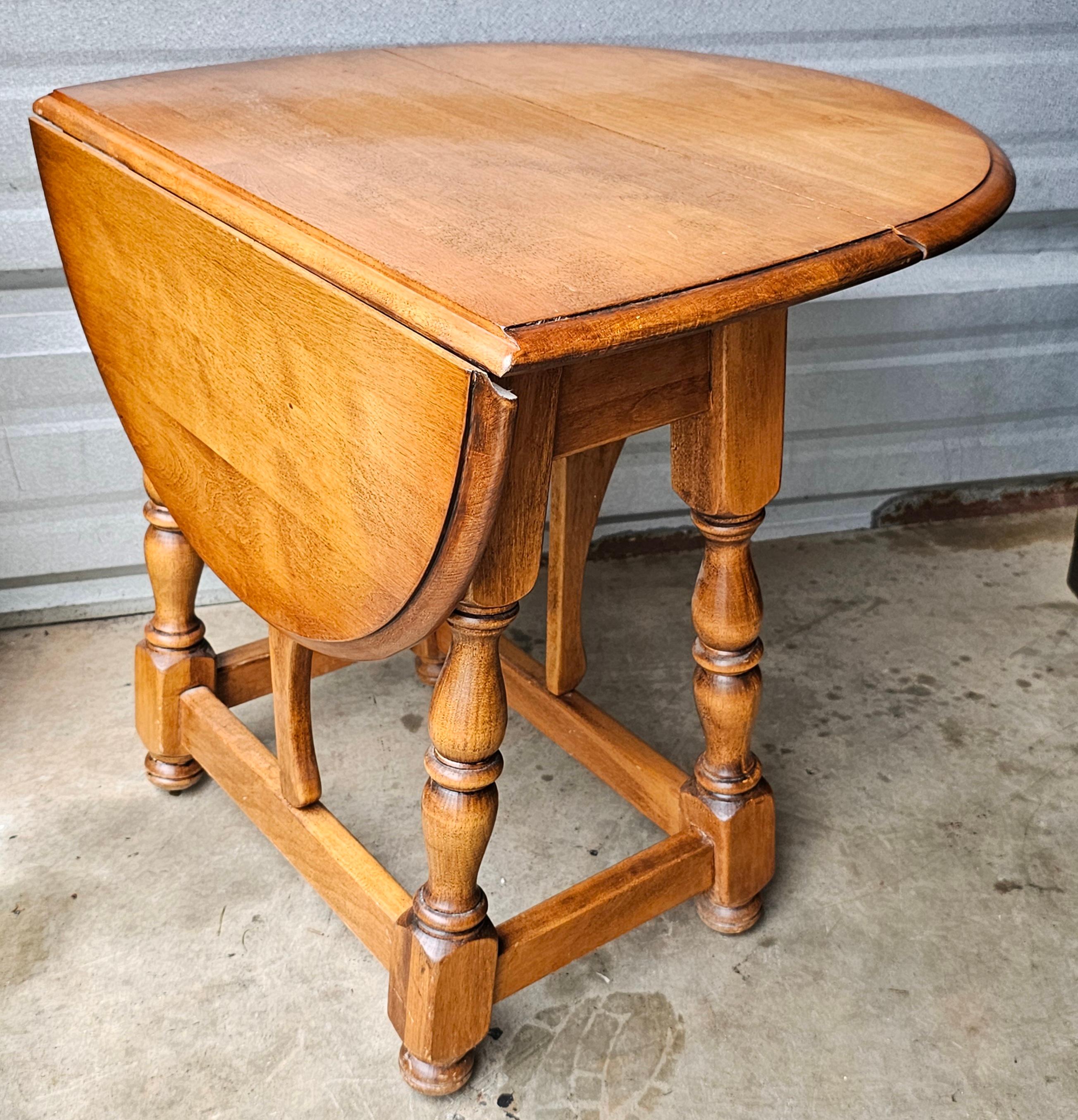 Arts and Crafts Table d'appoint Cushman Classics Farmhouse Style Drop Leaf du 20ème siècle en vente