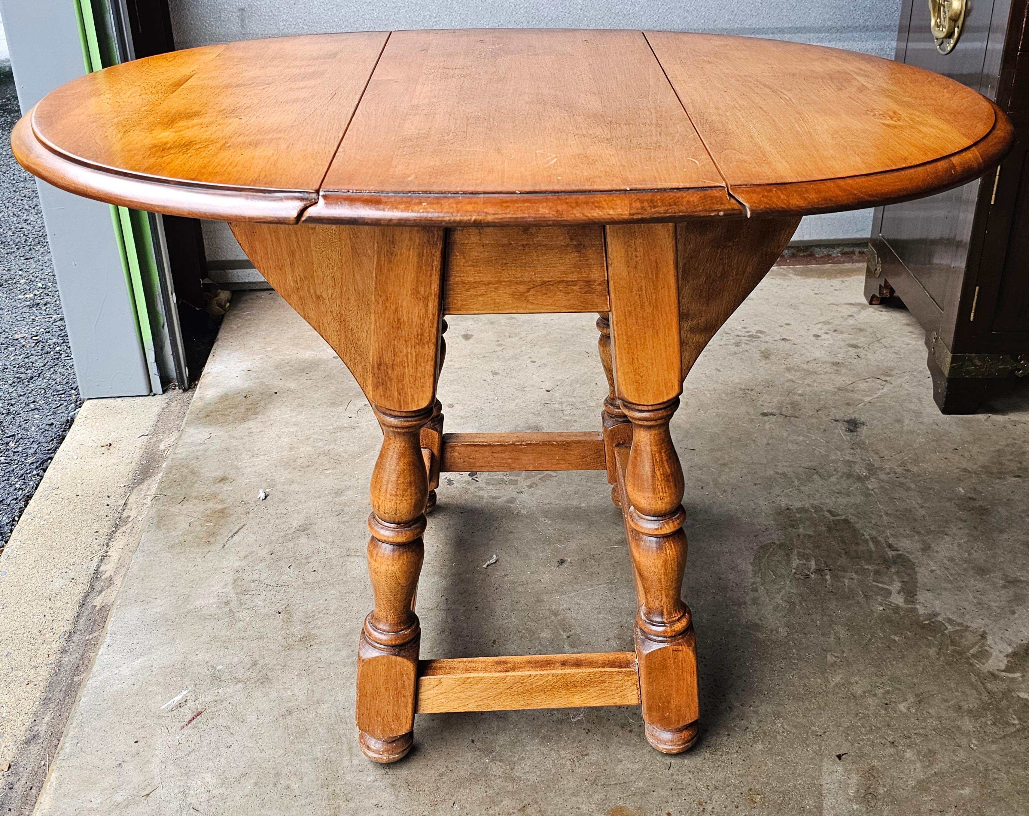 Américain Table d'appoint Cushman Classics Farmhouse Style Drop Leaf du 20ème siècle en vente