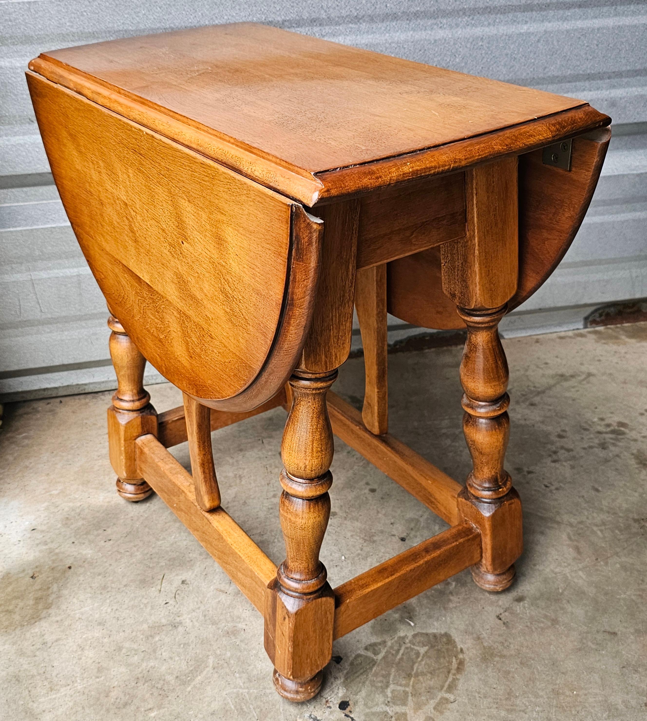 Tacheté Table d'appoint Cushman Classics Farmhouse Style Drop Leaf du 20ème siècle en vente