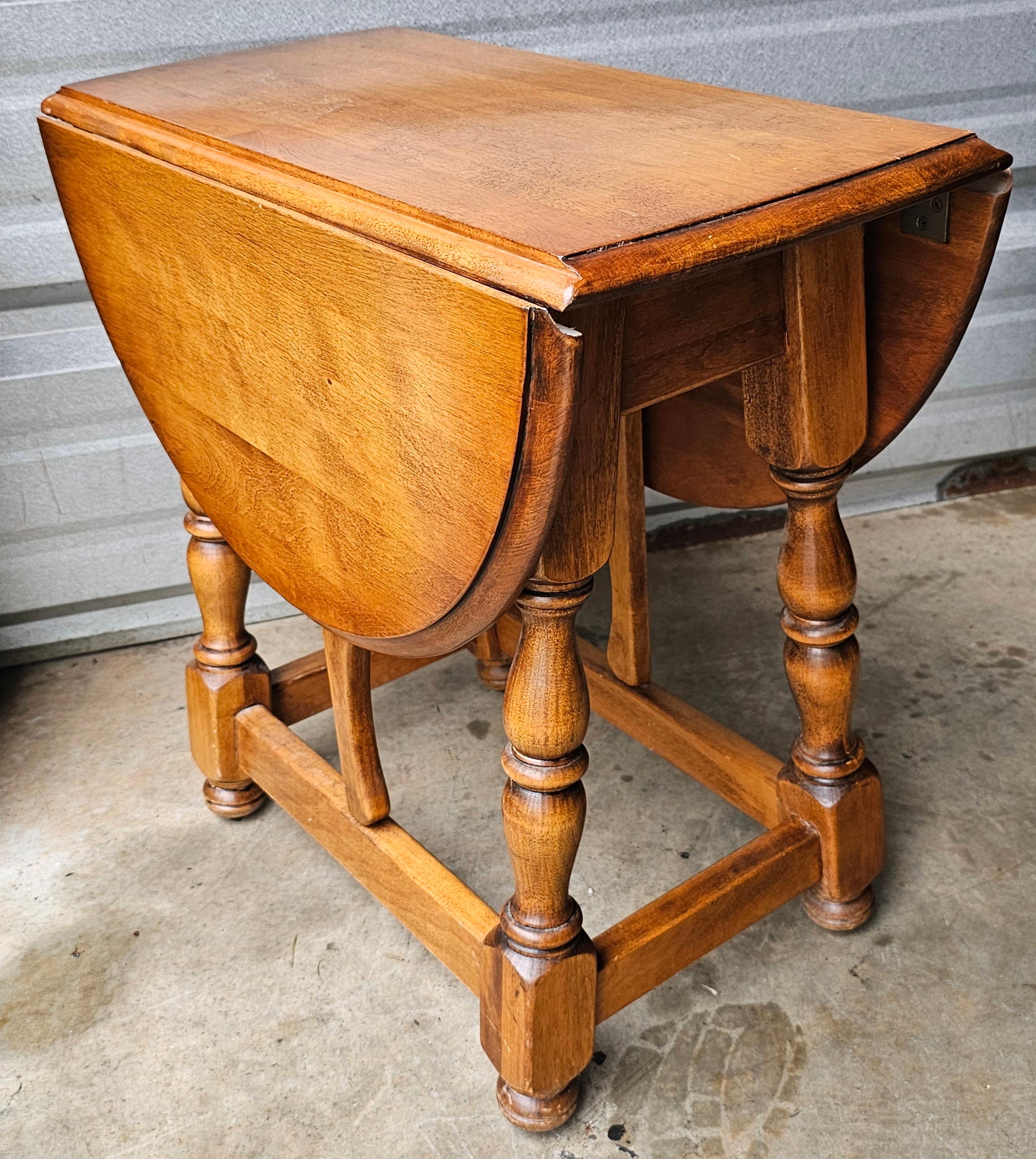 Table d'appoint Cushman Classics Farmhouse Style Drop Leaf du 20ème siècle Bon état - En vente à Germantown, MD