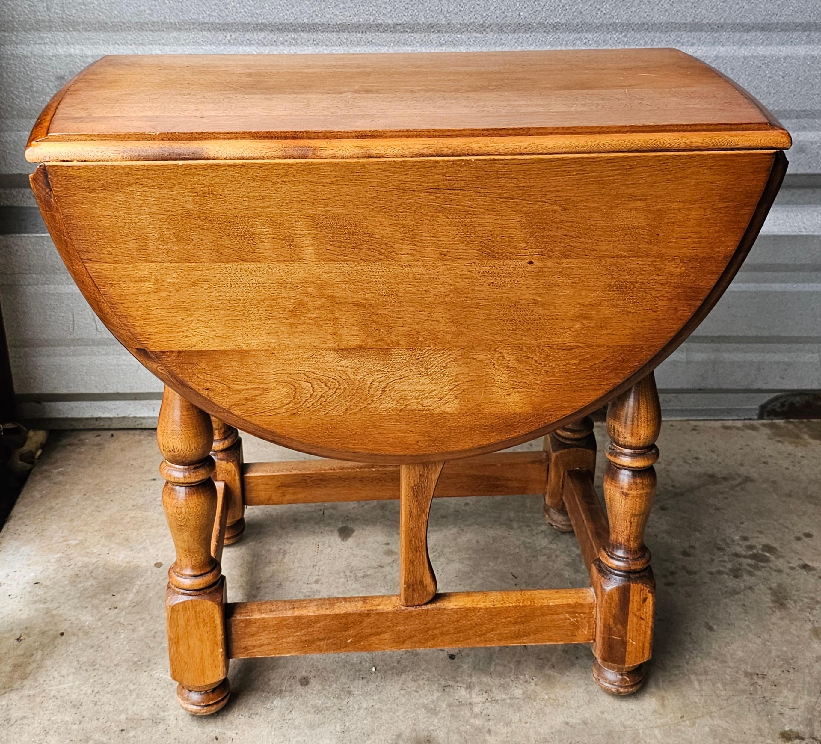 20ième siècle Table d'appoint Cushman Classics Farmhouse Style Drop Leaf du 20ème siècle en vente