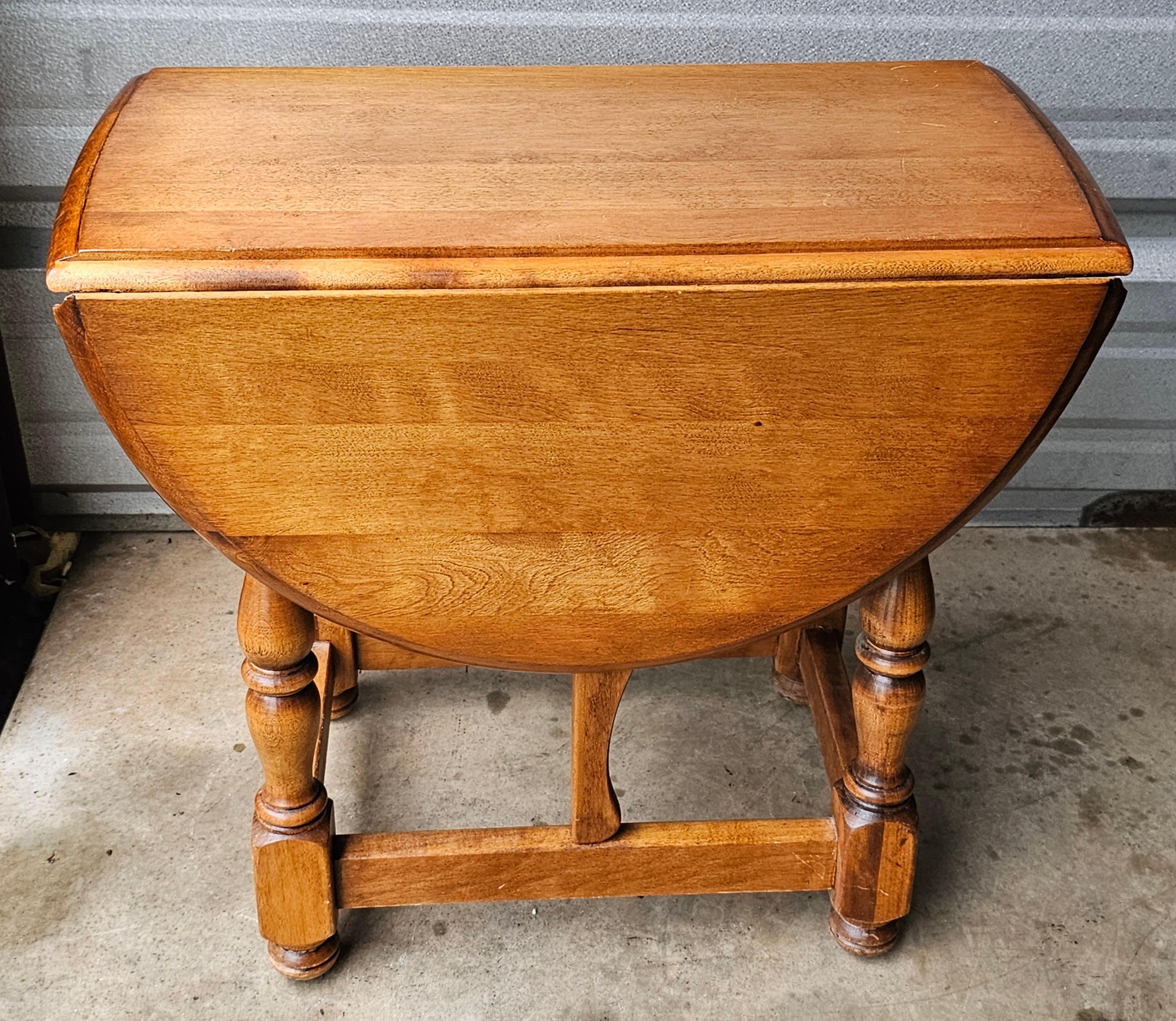 Érable Table d'appoint Cushman Classics Farmhouse Style Drop Leaf du 20ème siècle en vente