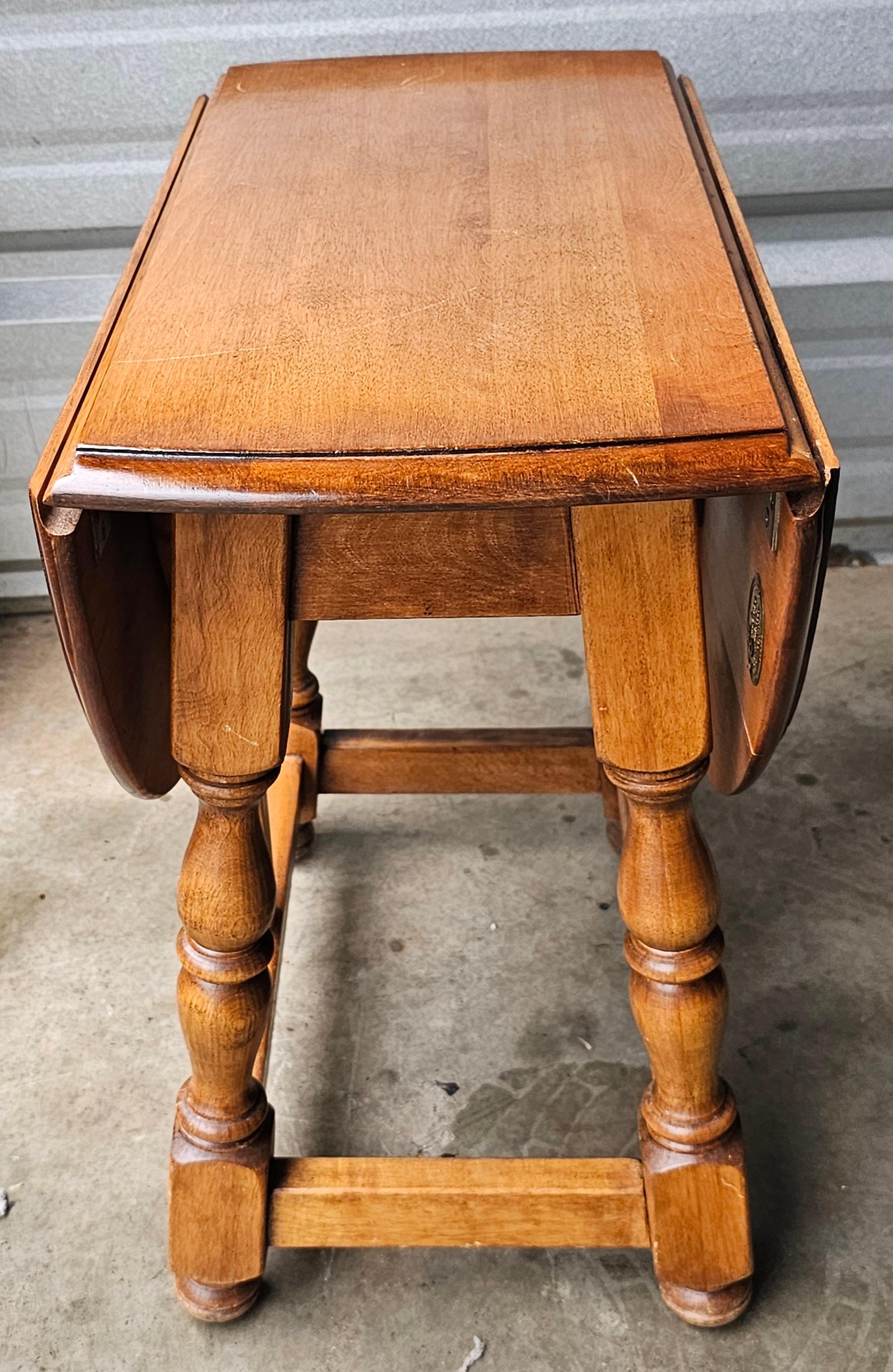 Table d'appoint Cushman Classics Farmhouse Style Drop Leaf du 20ème siècle en vente 1