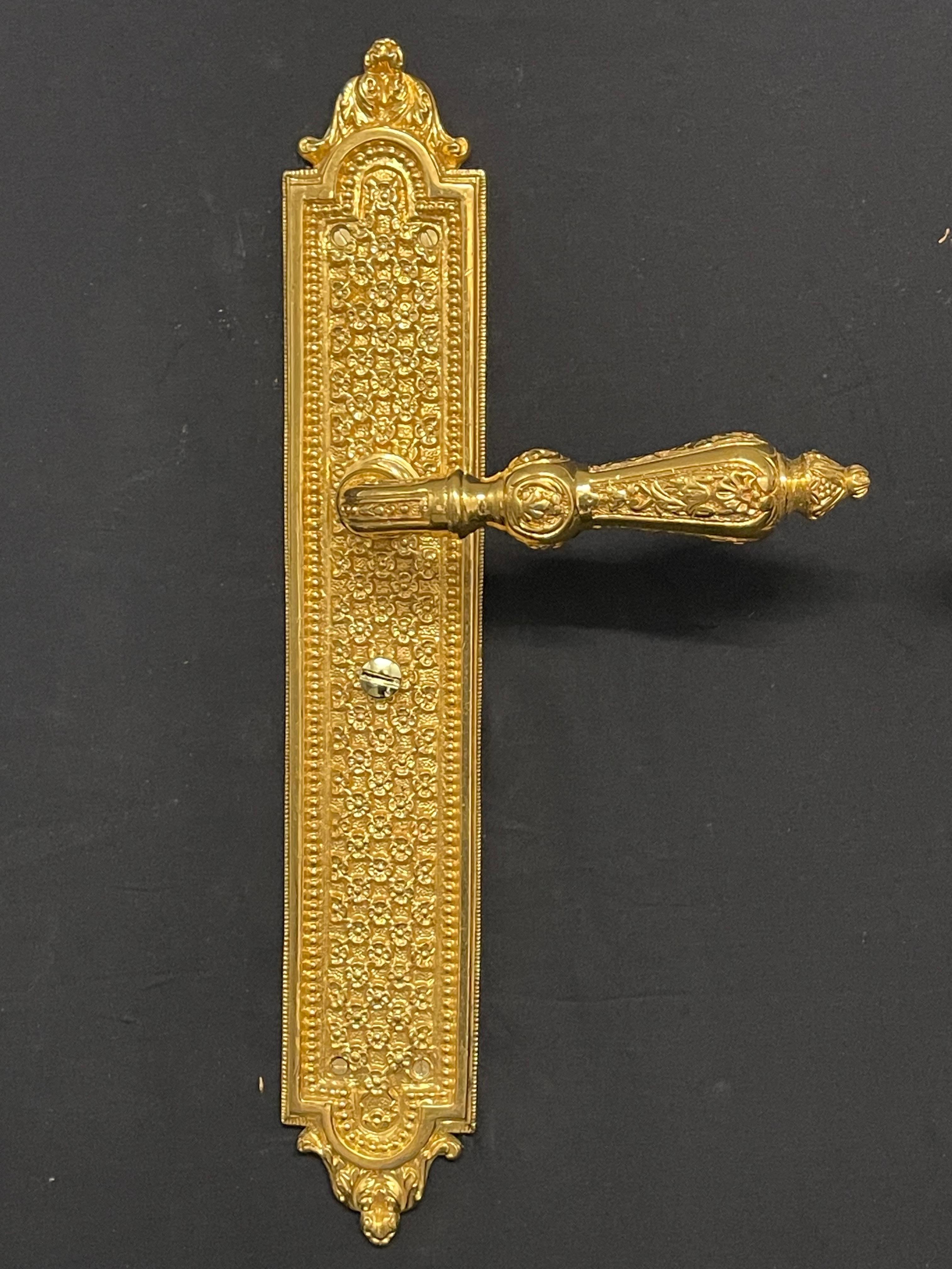 20th century custom made 24 karat gold plated door handle In Excellent Condition For Sale In Southall, GB
