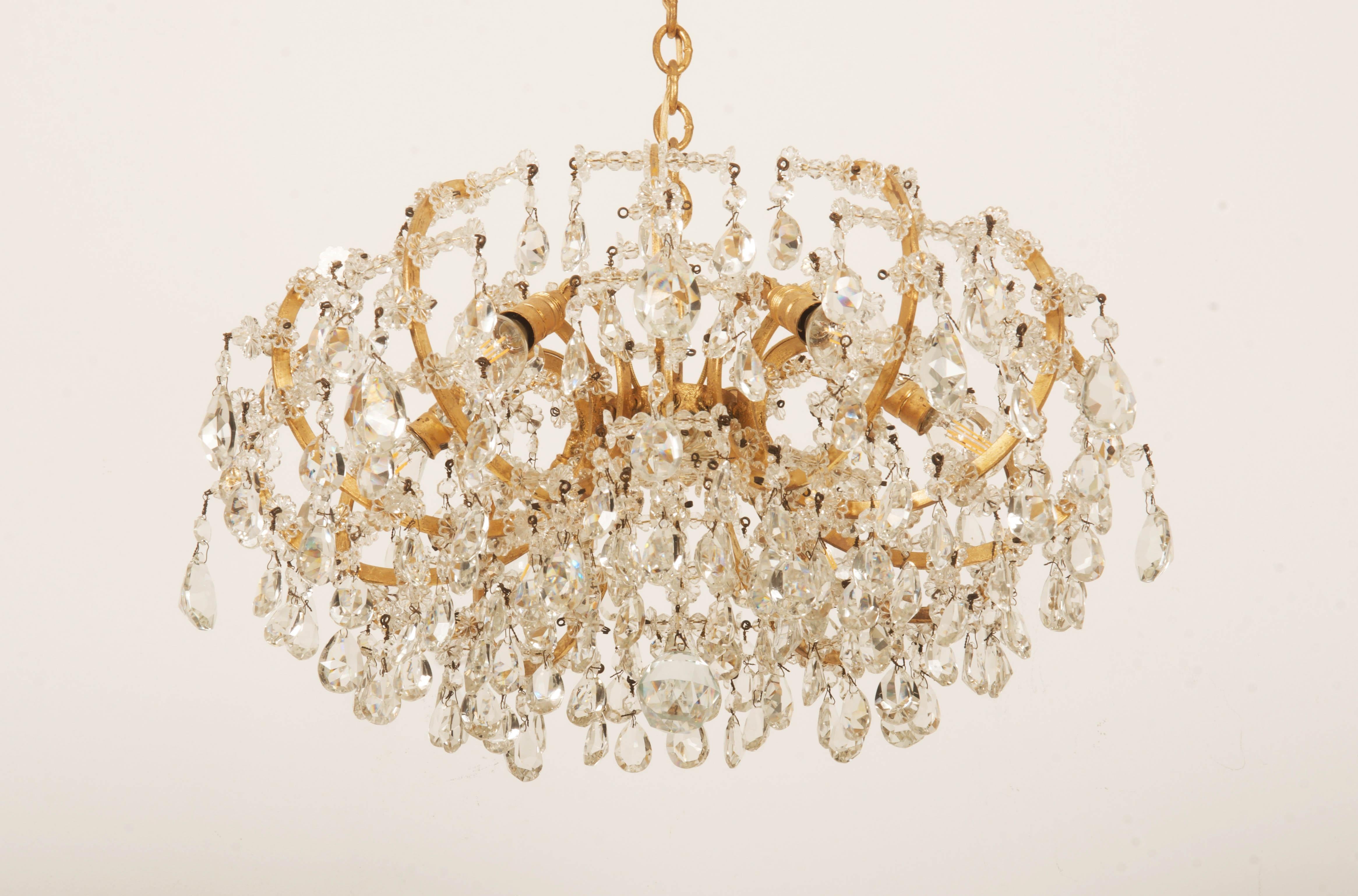 Lampadario in cristallo tagliato del XX secolo In condizioni discrete in vendita a Vienna, AT