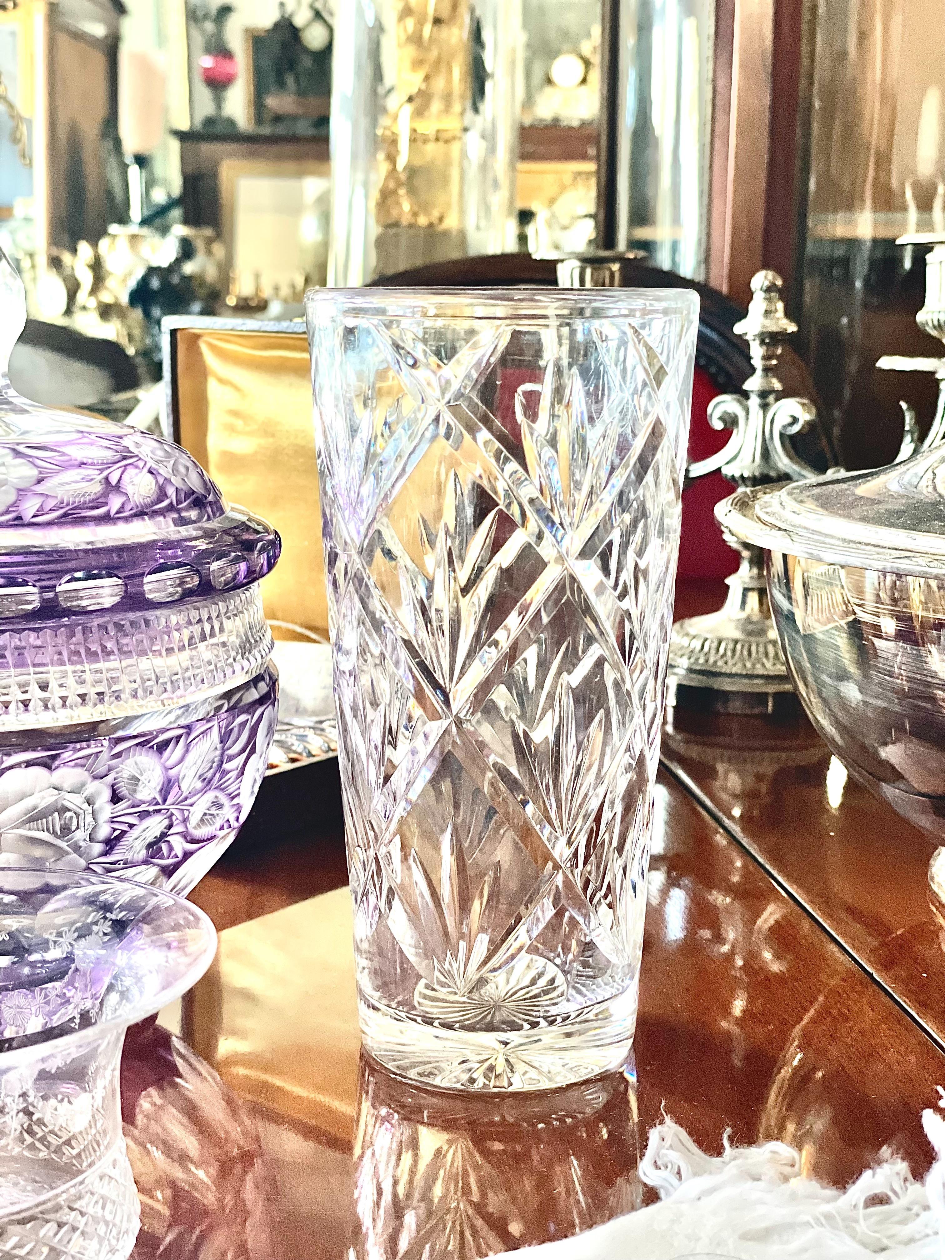 Français Vase en cristal taillé du 20e siècle en vente