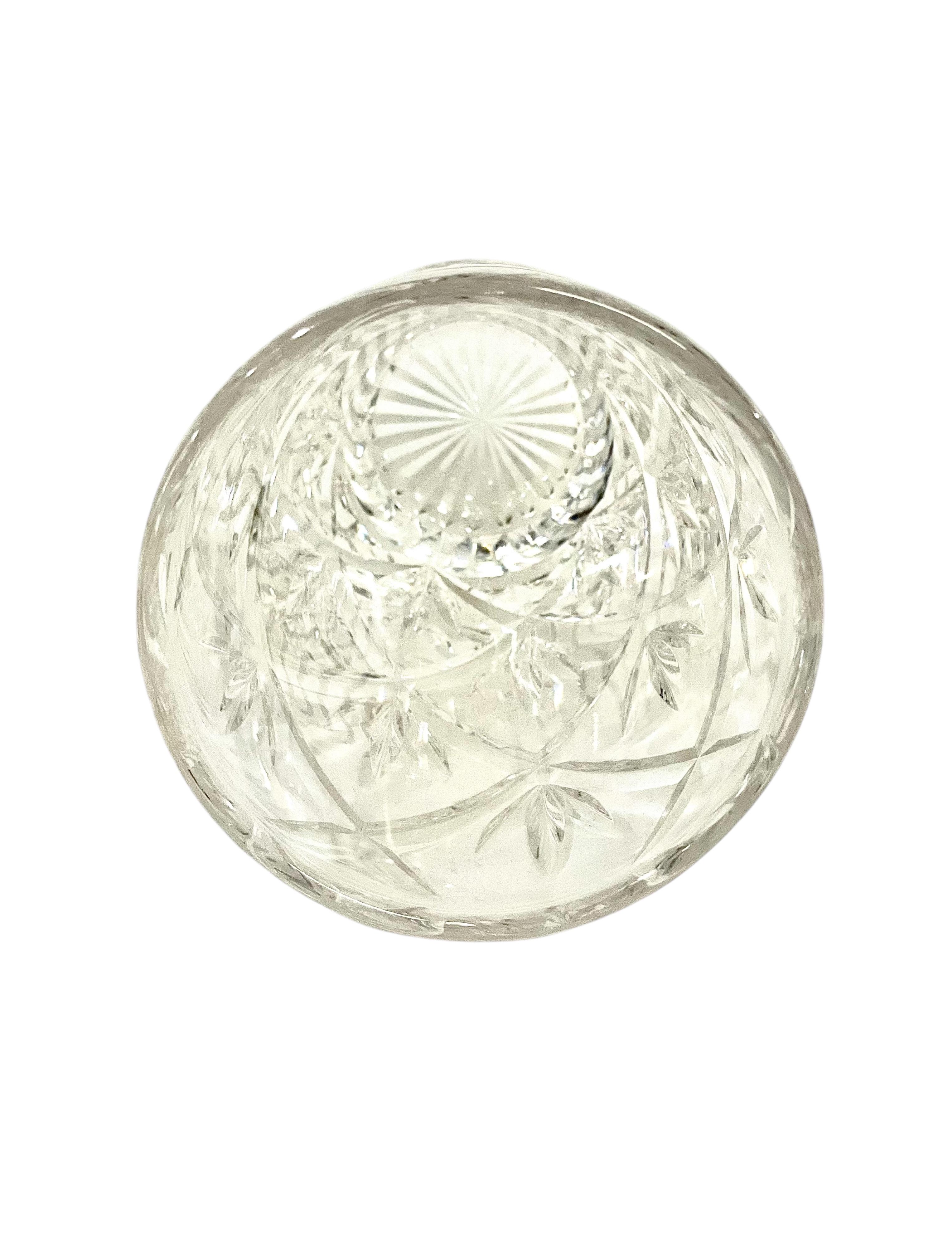Vase en cristal taillé du 20e siècle en vente 1