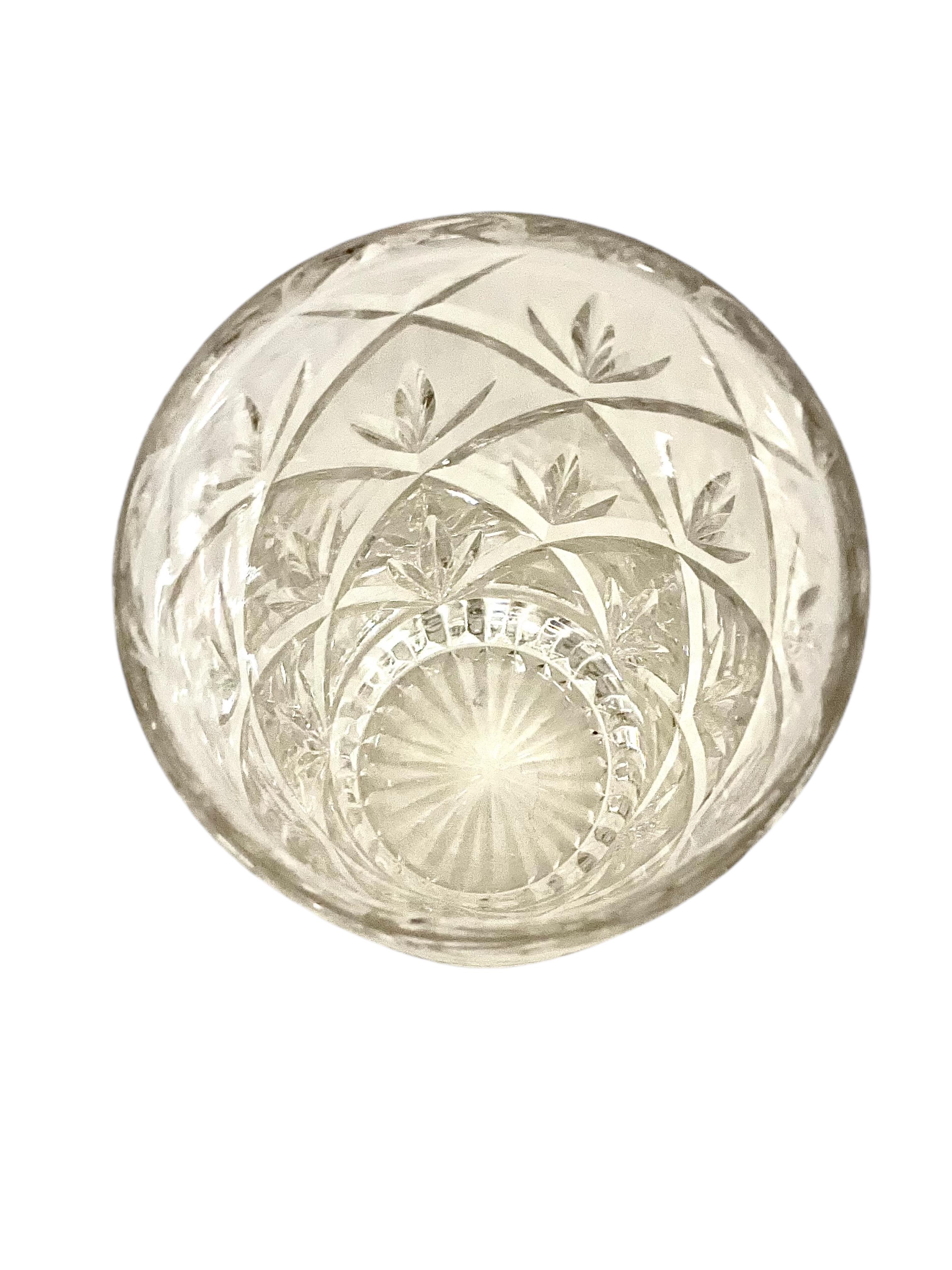 Vase en cristal taillé du 20e siècle en vente 3