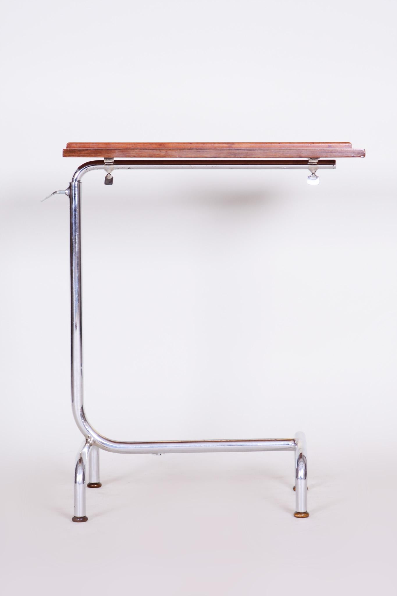 Original well preserved condition

Bauhaus adjustable chrome table
Style: Bauhaus, Art Deco
Period: 1930-1939.
Material: Chrome-plated steel
Source: Czechia.

Measures: Maximal height 113 cm (244.49 in)
Minimal height 73 cm (28.74