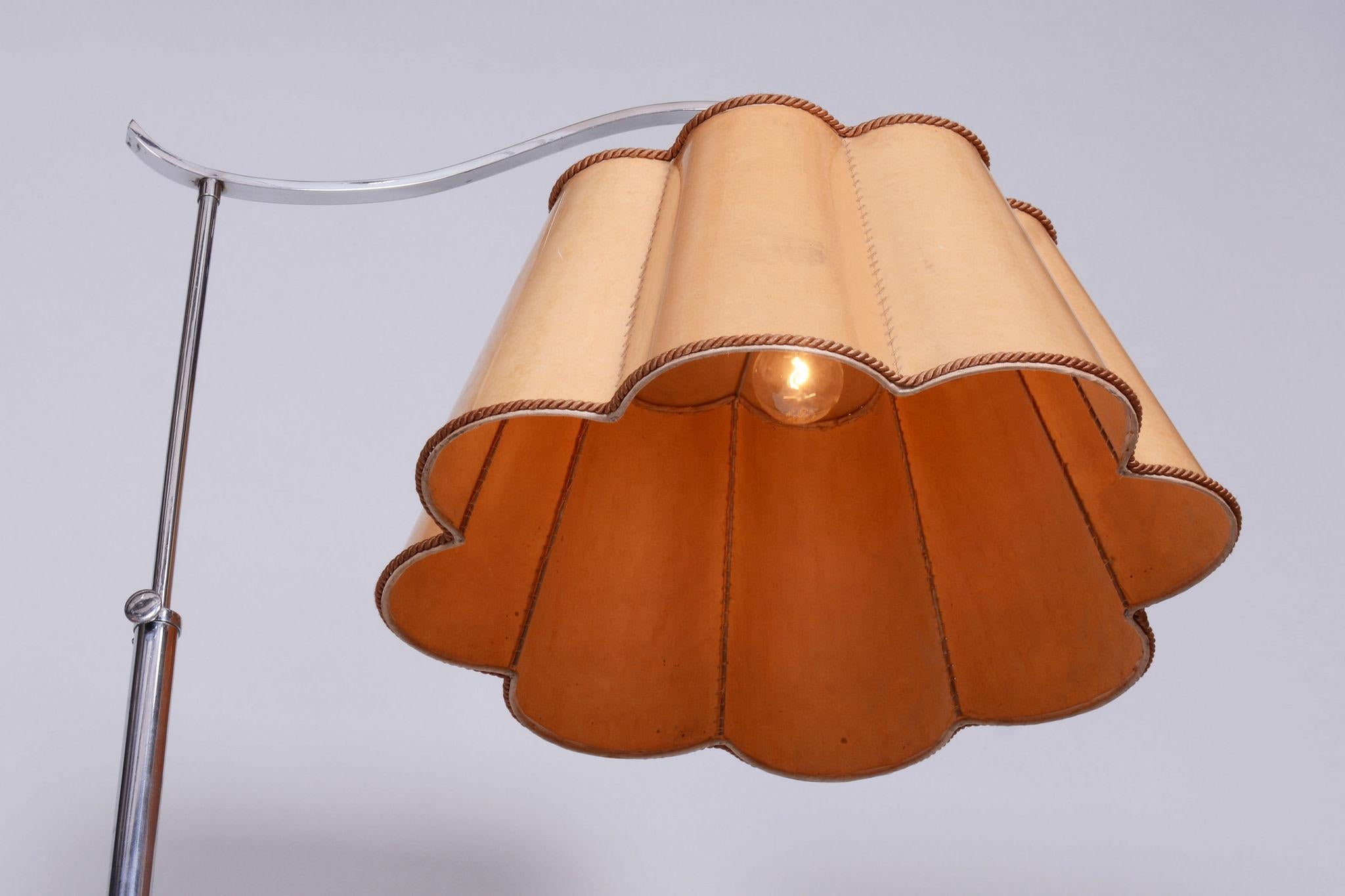 Tschechische Bauhaus-Stehlampe aus Chrom des 20. Jahrhunderts mit Pergamentschirm, 1920er Jahre im Angebot 4