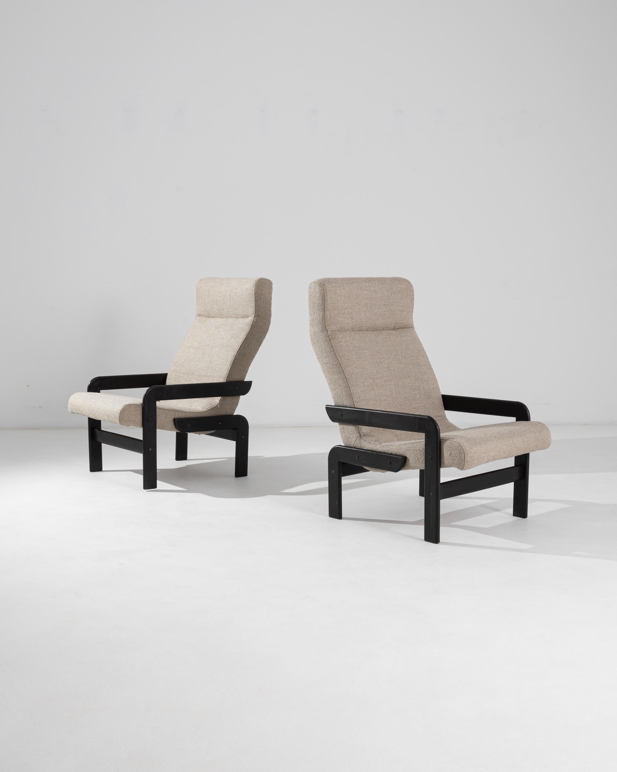 Mid-Century Modern Paire de fauteuils tchèques en bois beige du 20e siècle en vente
