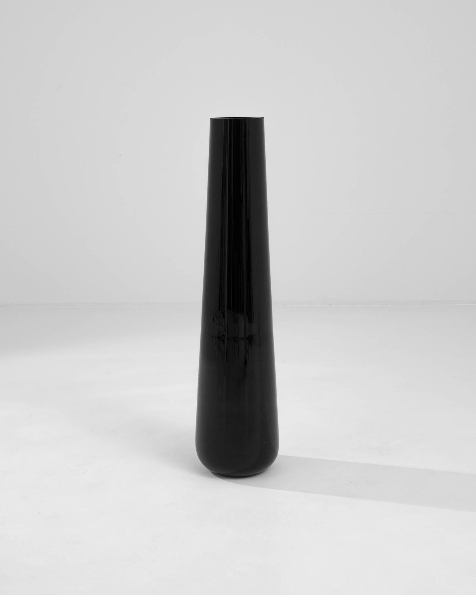 Vase en verre noir tchèque du 20e siècle Bon état - En vente à High Point, NC