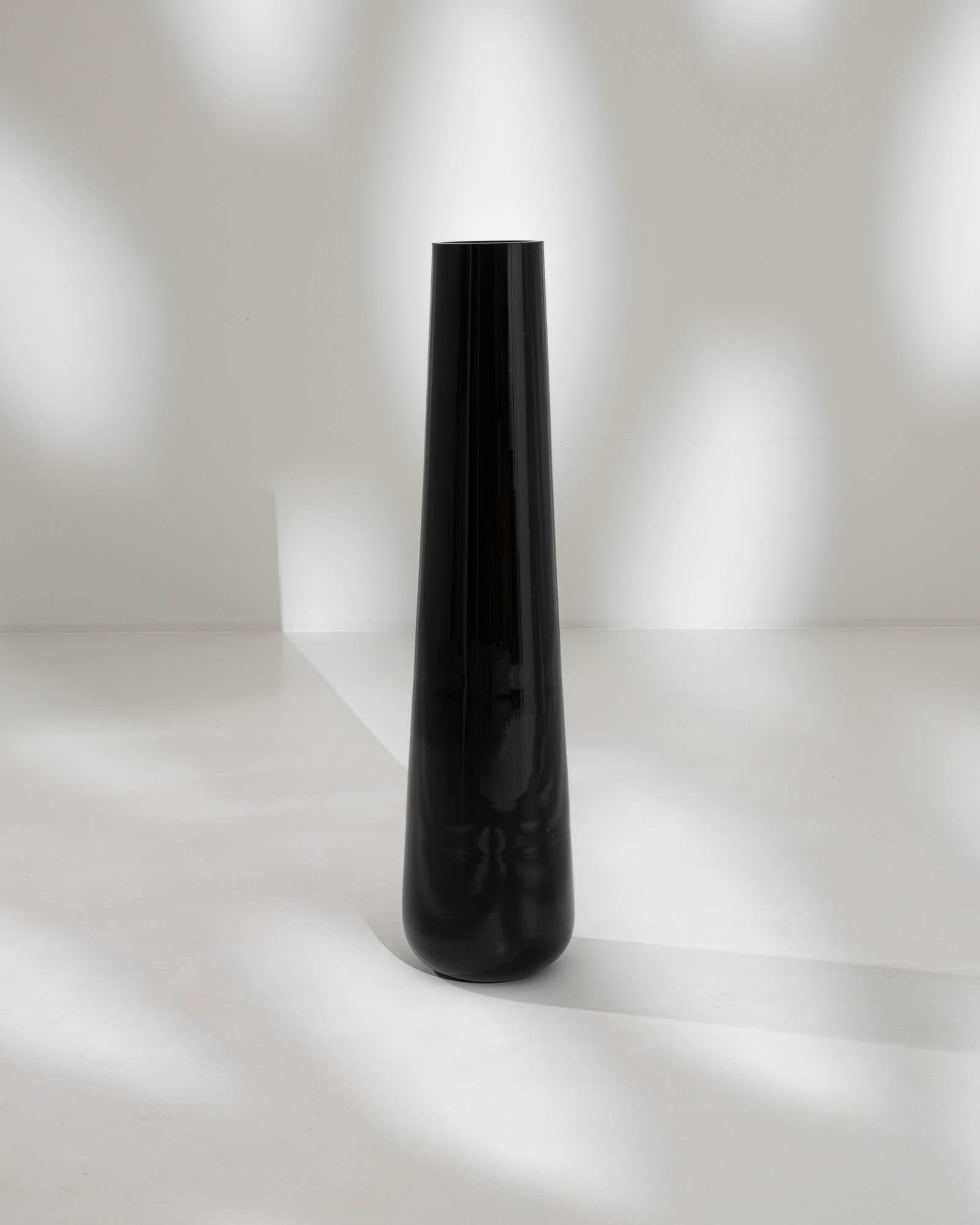 Verre Vase en verre noir tchèque du 20e siècle en vente