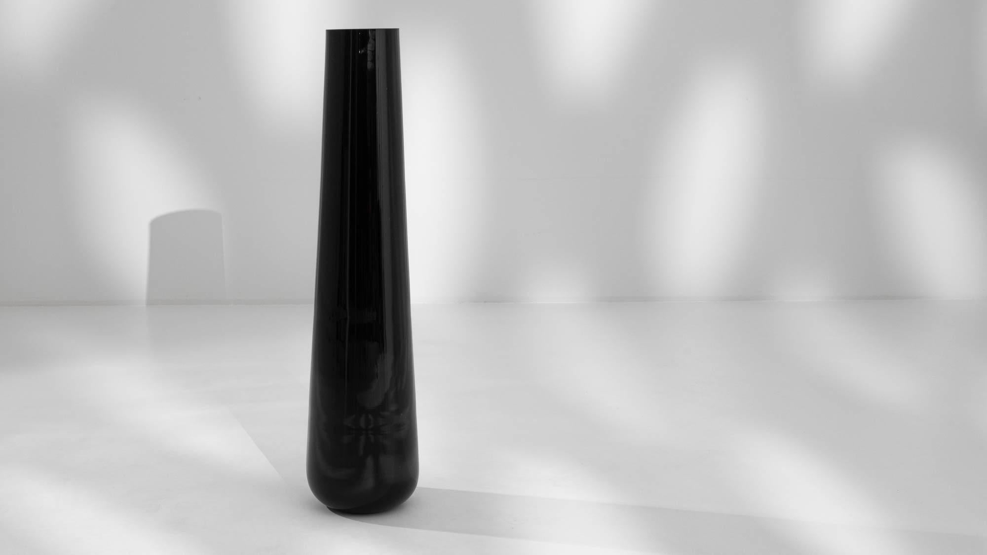 Vase en verre noir tchèque du 20e siècle en vente 1