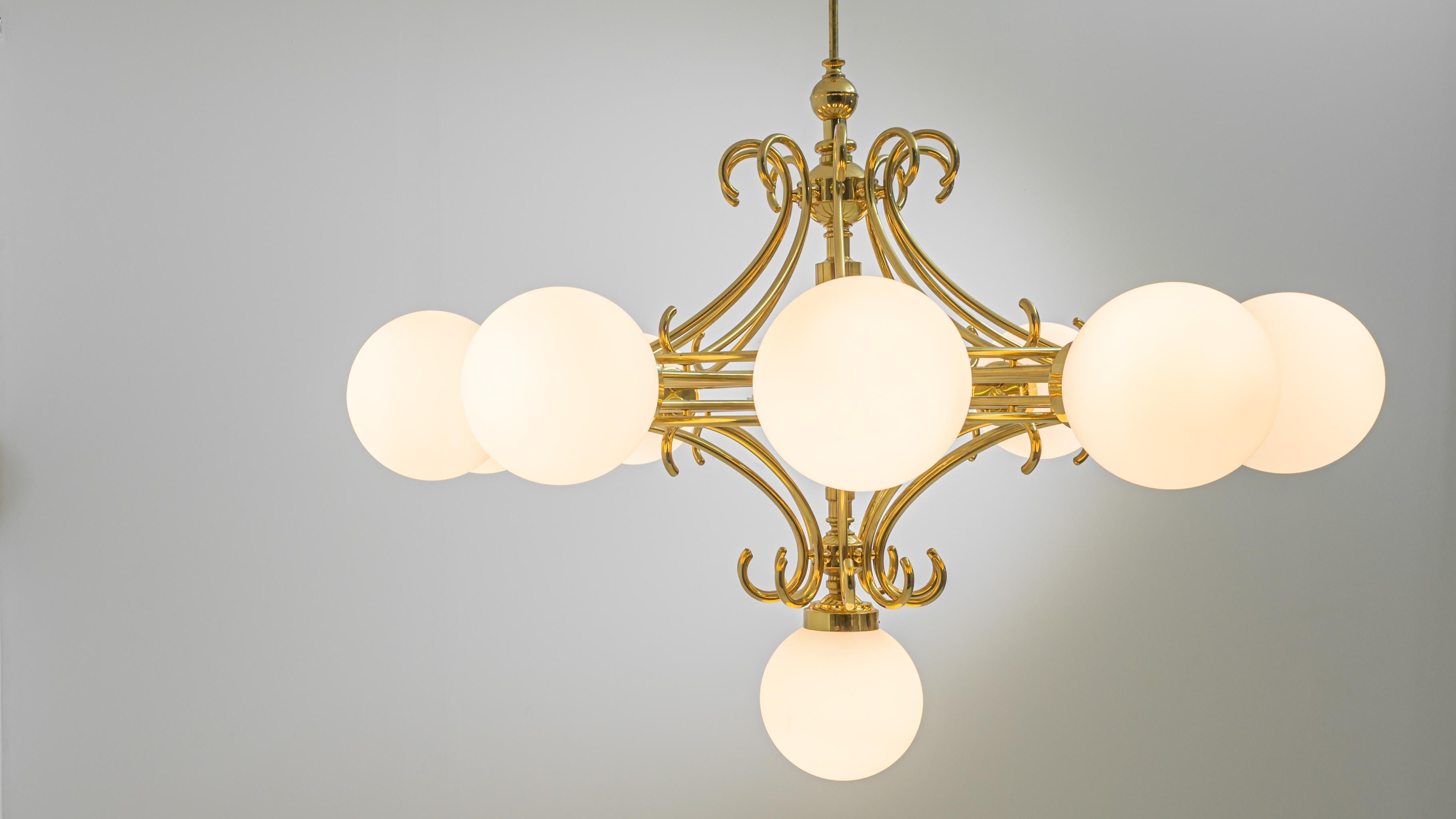 Lustre en laiton tchèque du 20e siècle Bon état - En vente à High Point, NC