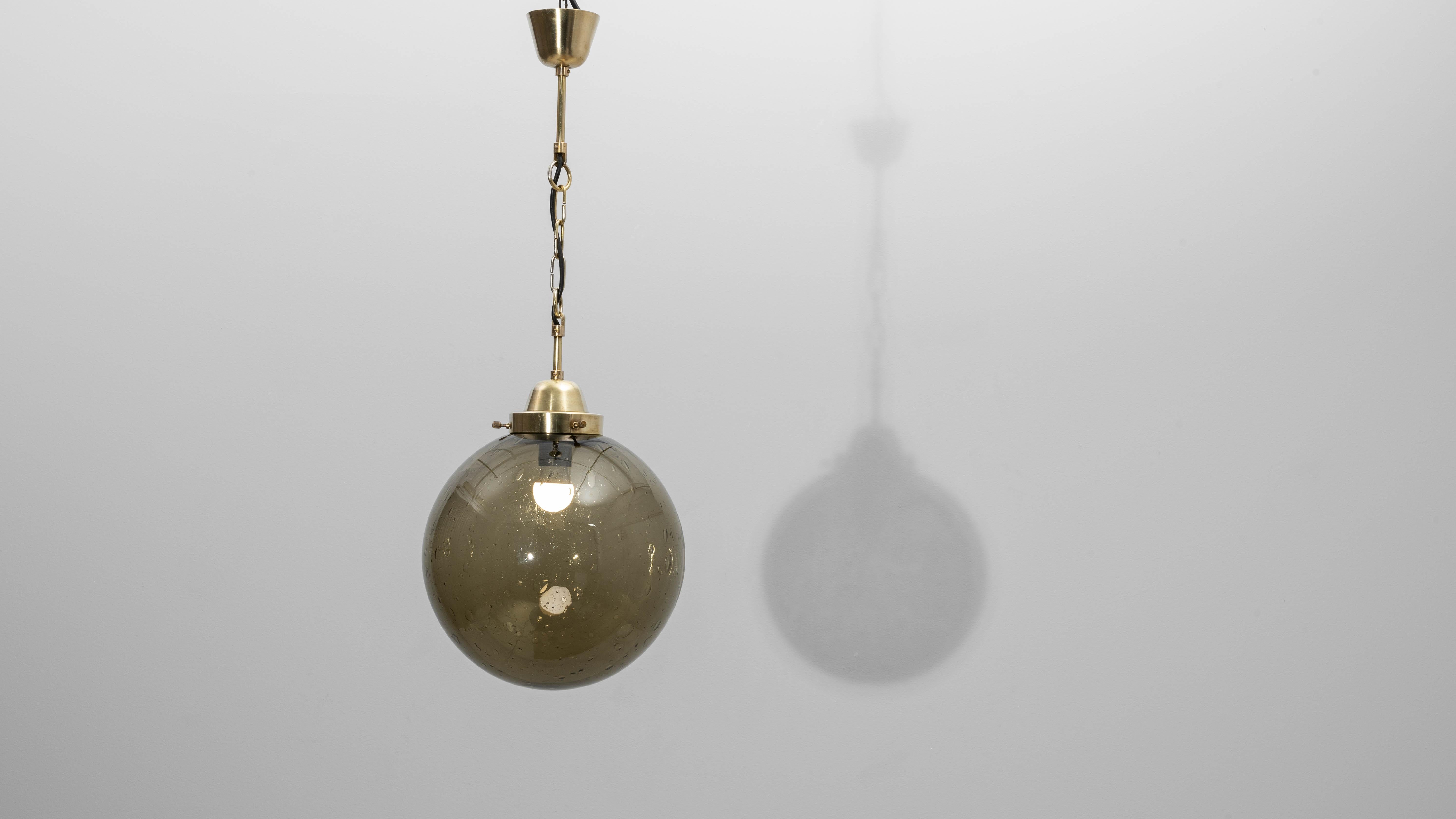 Lampada a sospensione in ottone e vetro ceca del XX secolo in vendita 5