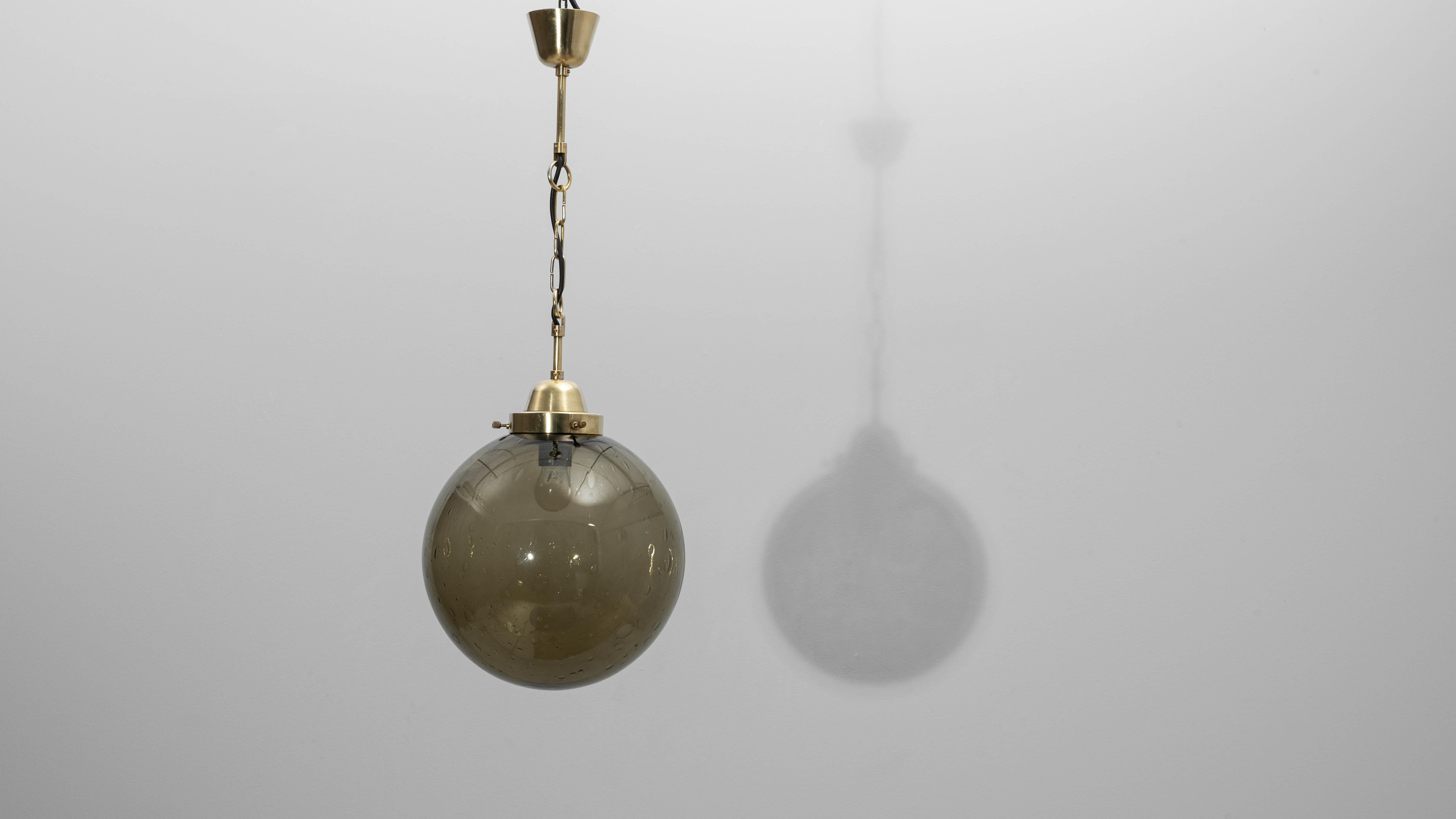 Lampada a sospensione in ottone e vetro ceca del XX secolo in vendita 6