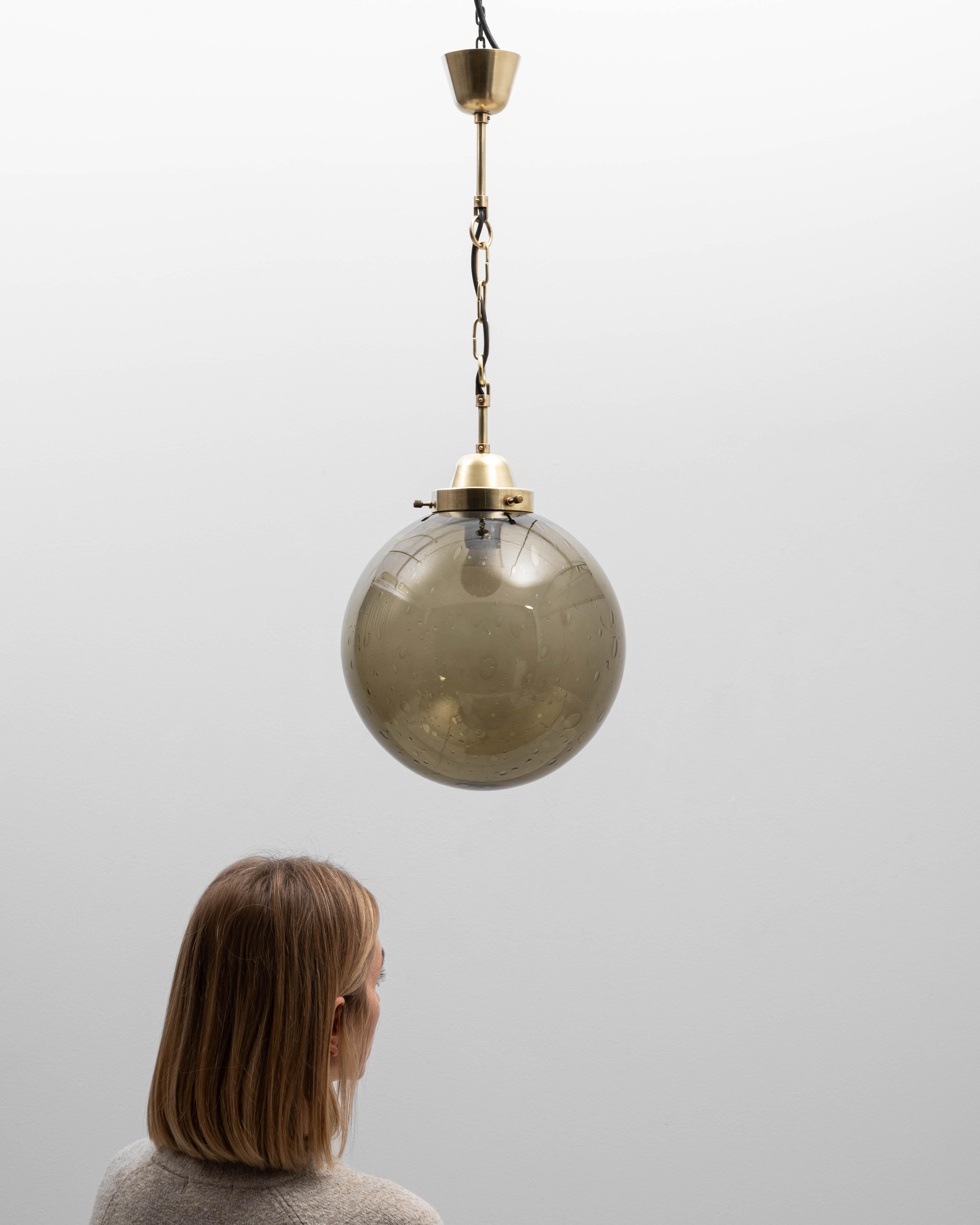 Lampada a sospensione in ottone e vetro ceca del XX secolo In condizioni buone in vendita a High Point, NC