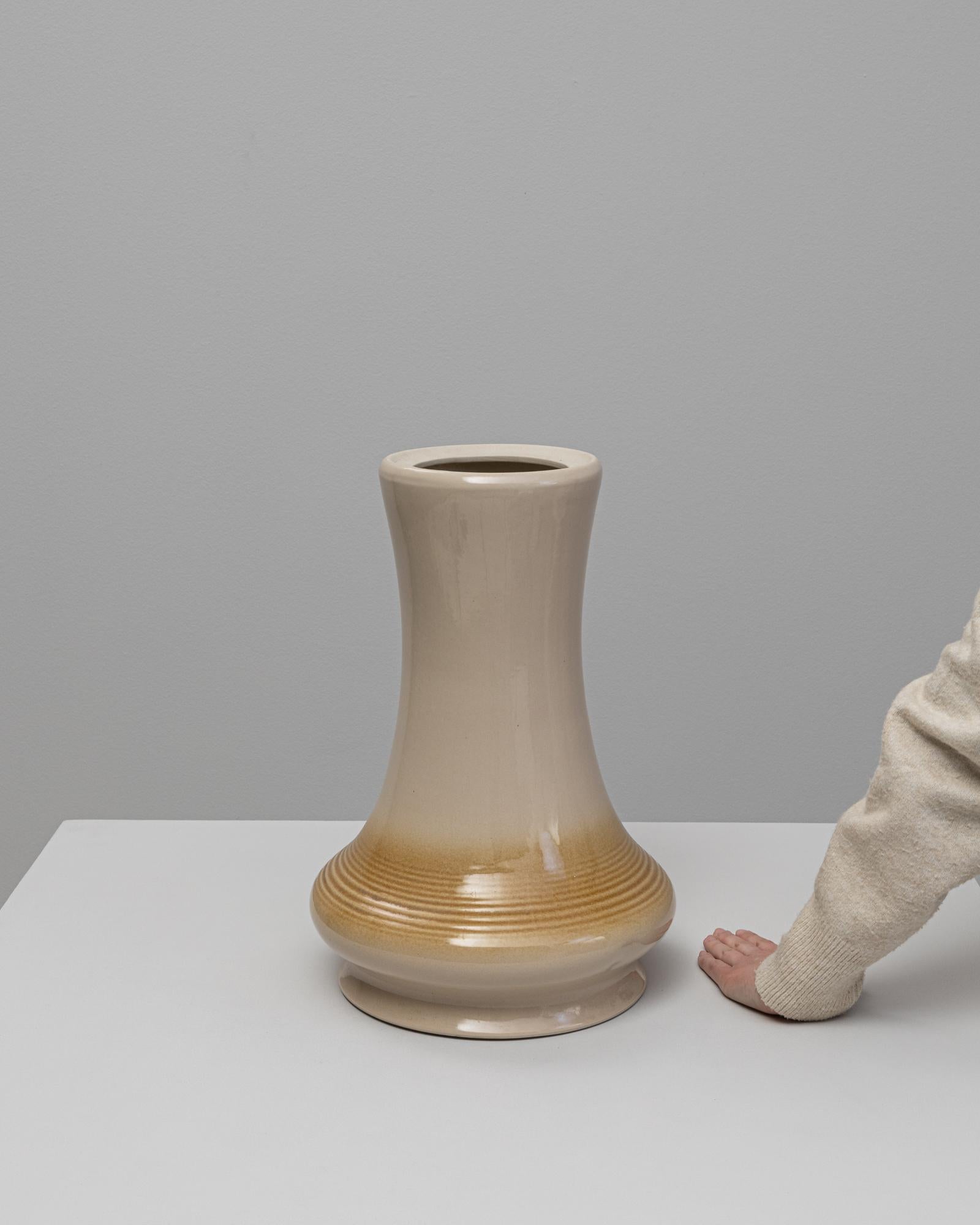 Vase en céramique tchèque du 20e siècle Bon état - En vente à High Point, NC
