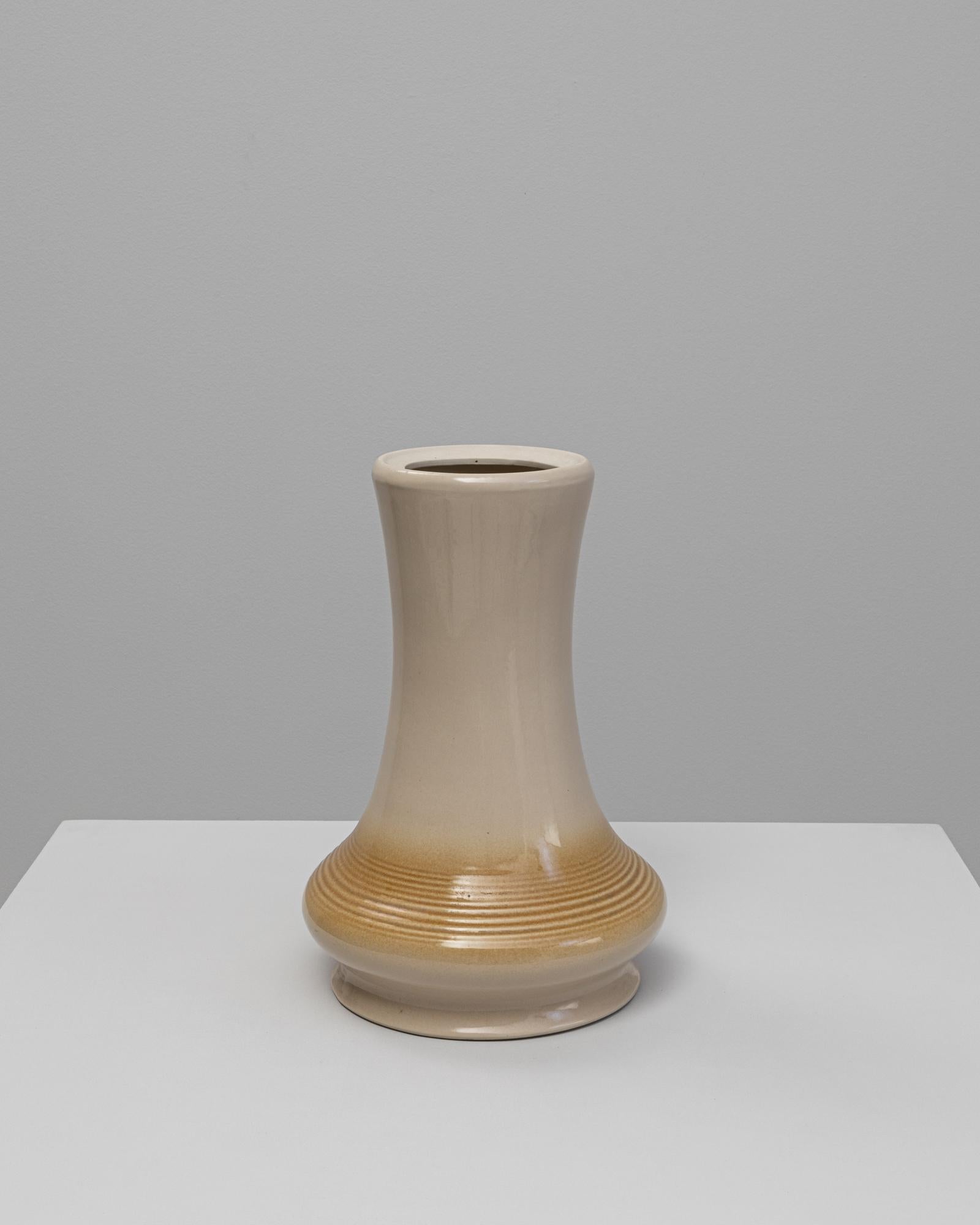 Vase en céramique tchèque du 20e siècle en vente 3
