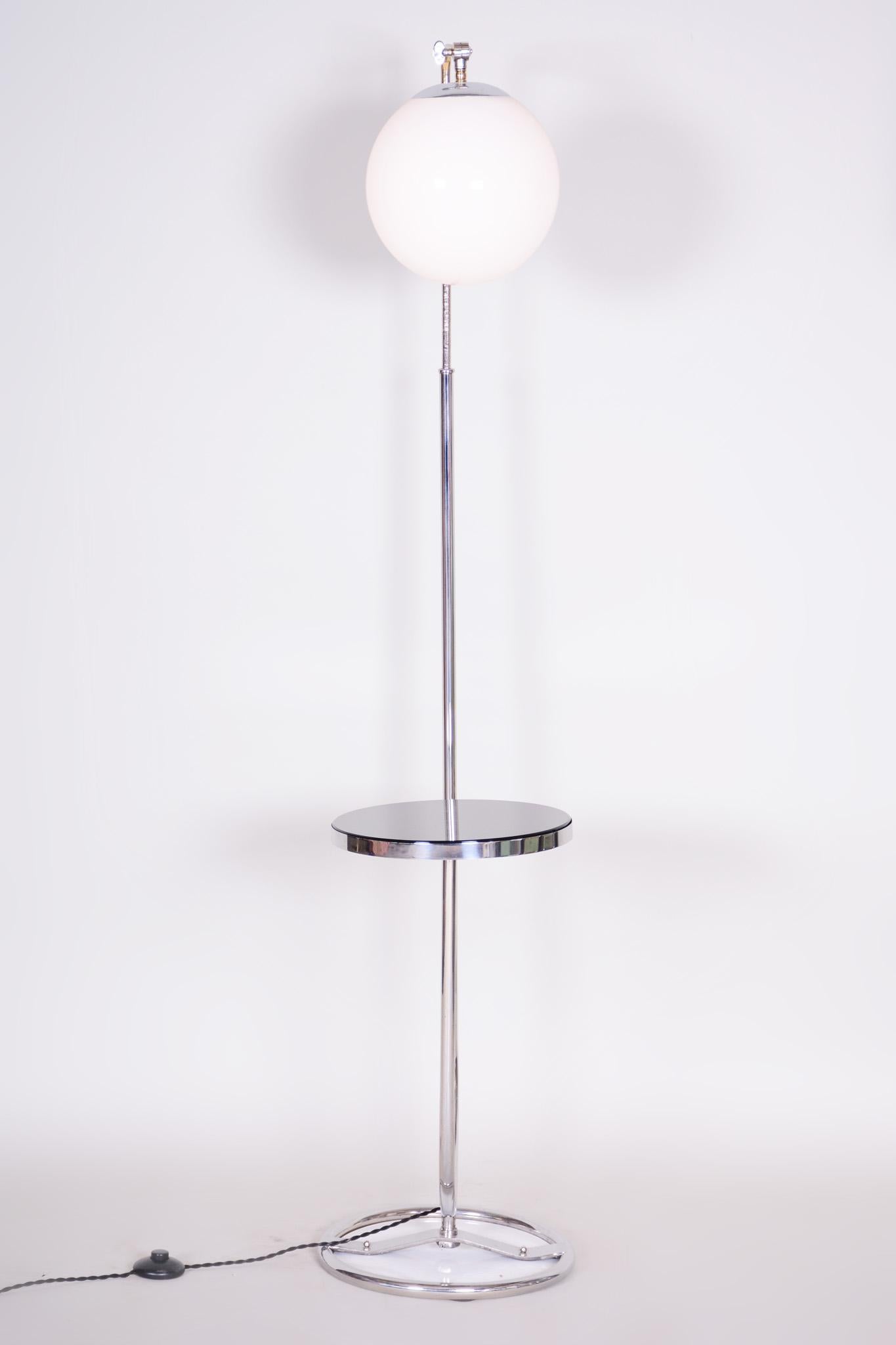 20th century floor lamp by Mücke - Melder

Style: Bauhaus.
Period: 1930-1939.
Material: Chrome, glass, milk glass.