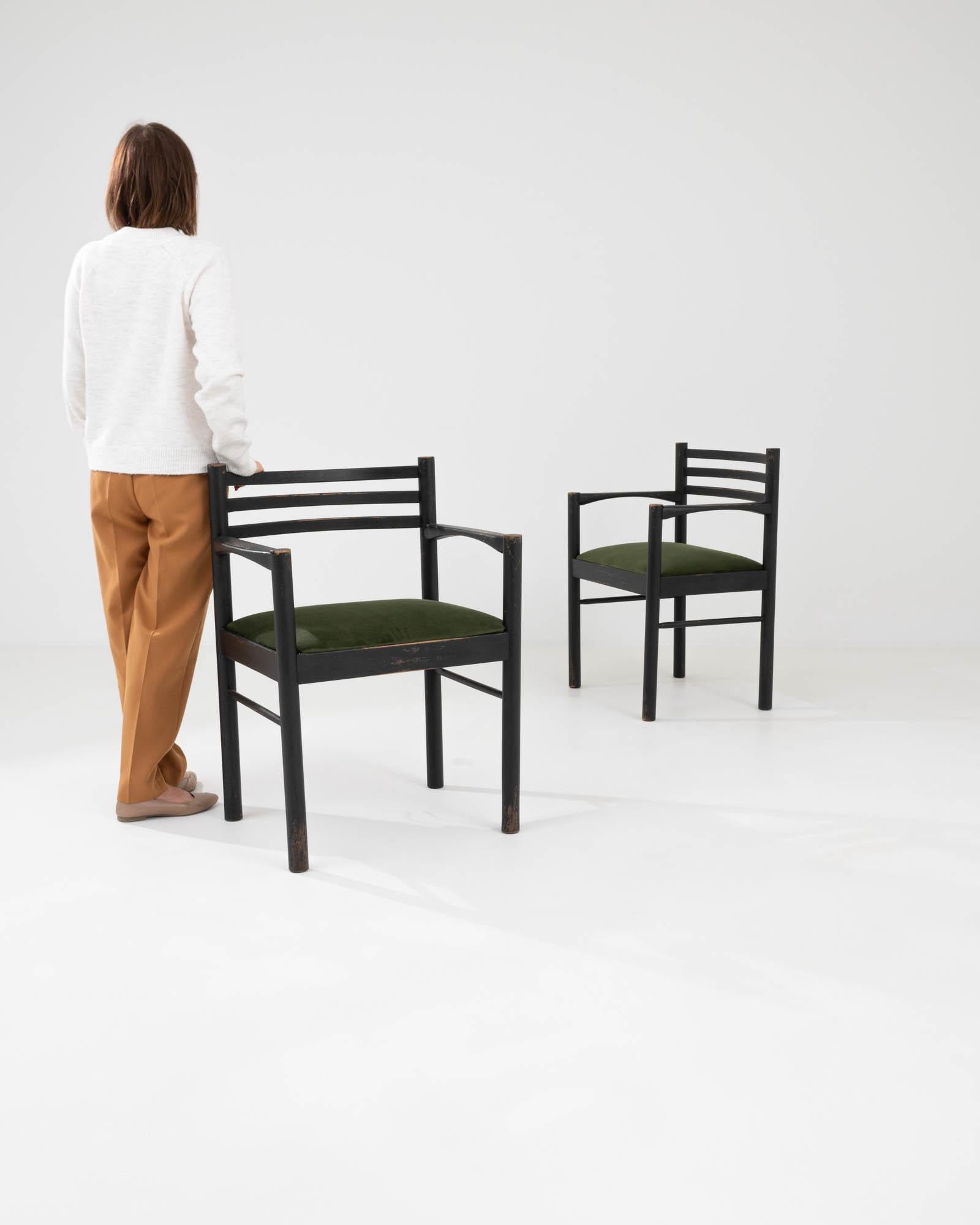 Découvrez le mélange de simplicité et d'élégance avec cette paire de chaises de salle à manger tchèques du 20e siècle, présentant des cadres solides avec une finition riche et profonde et des sièges rembourrés contrastés dans un ton vert luxuriant.