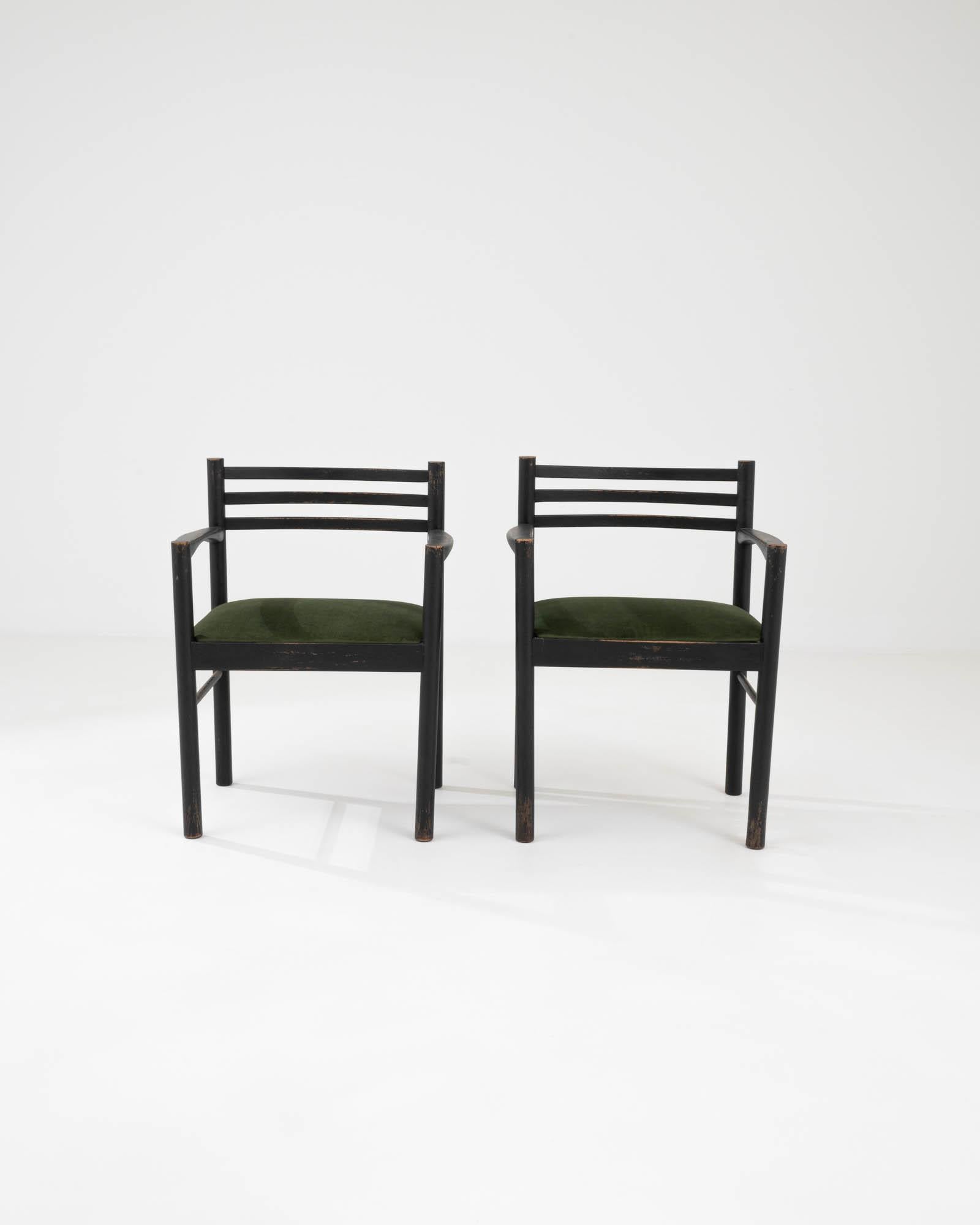 Paire de chaises de salle à manger tchèques du 20e siècle avec sièges rembourrés Bon état - En vente à High Point, NC