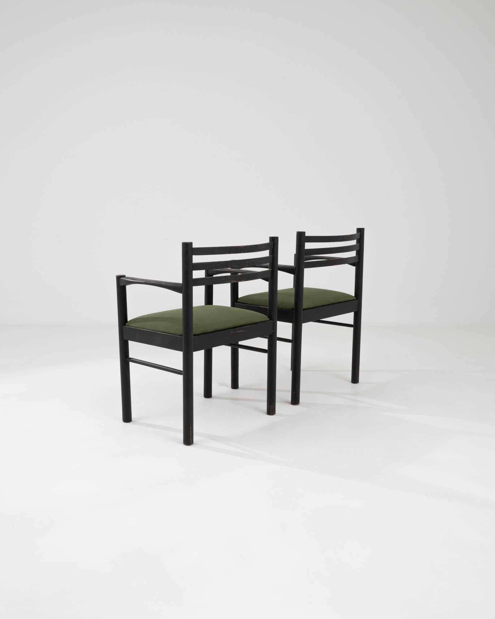 Tissu d'ameublement Paire de chaises de salle à manger tchèques du 20e siècle avec sièges rembourrés en vente