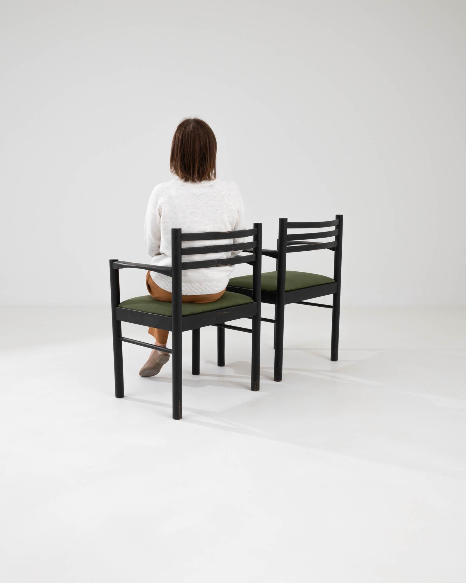 Paire de chaises de salle à manger tchèques du 20e siècle avec sièges rembourrés en vente 1