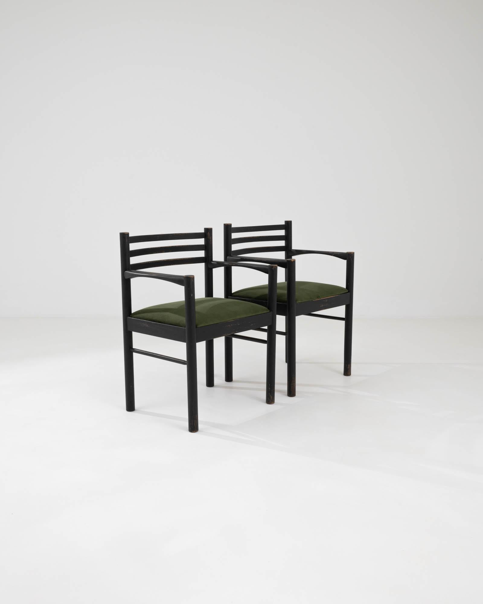 Paire de chaises de salle à manger tchèques du 20e siècle avec sièges rembourrés en vente 2