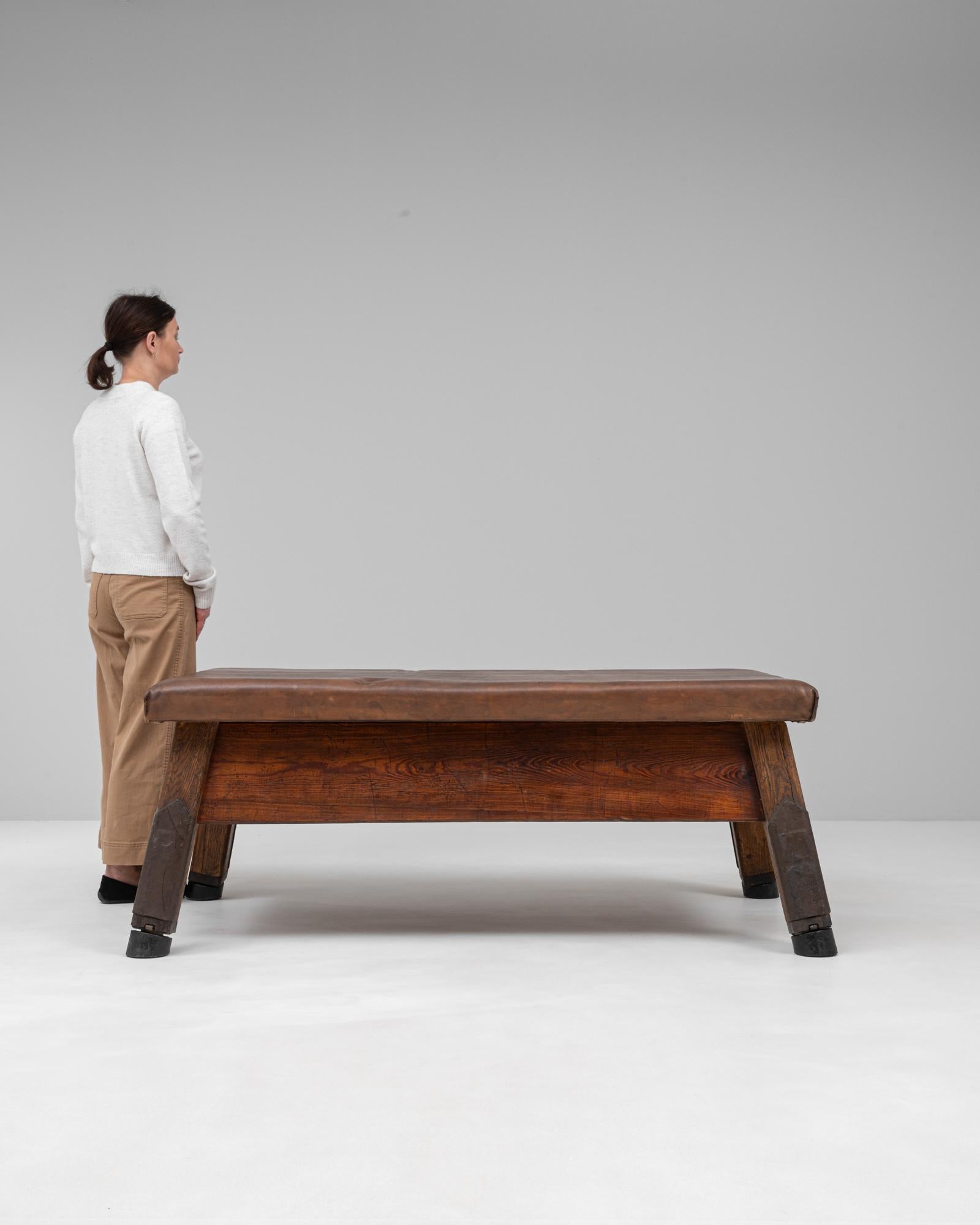 Banc de gymnastique en cuir tchèque du 20e siècle Bon état - En vente à High Point, NC