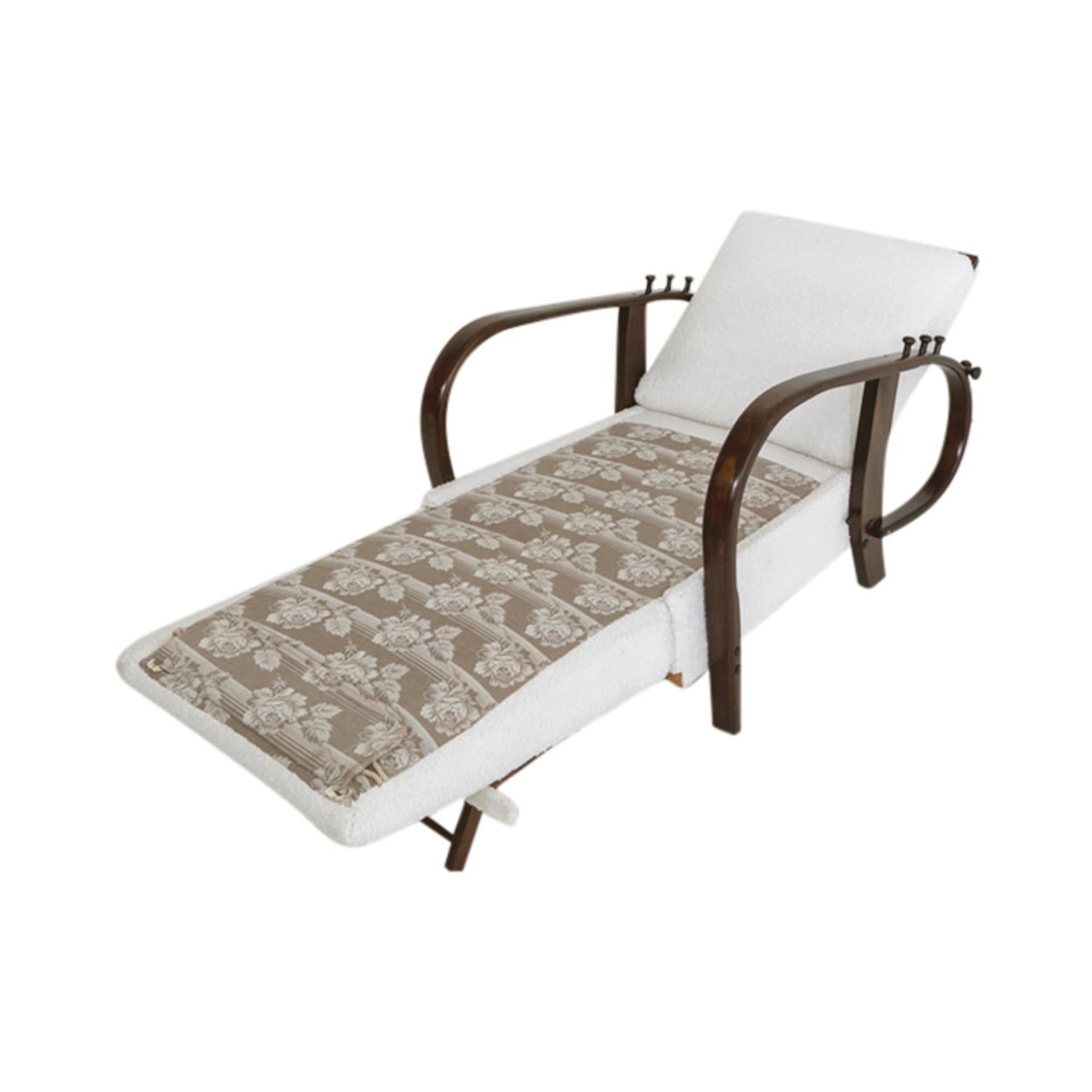 Chaise de relaxation en acajou tchèque du 20e siècle dans le style de Jindrich Halabala en vente 4