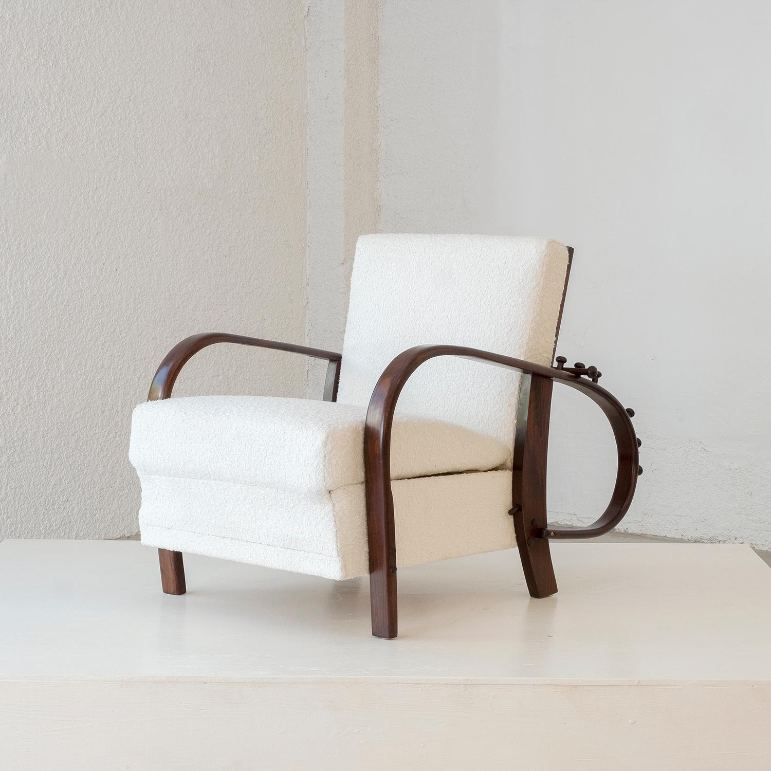 Chaise de salon inclinable tchèque Art Deco vintage, marron foncé, en acajou poli travaillé à la main, dans le style de Jindrich Halabala, en bon état. Le fauteuil club simple est composé d'un dossier réglable et d'accoudoirs arqués et ronds.