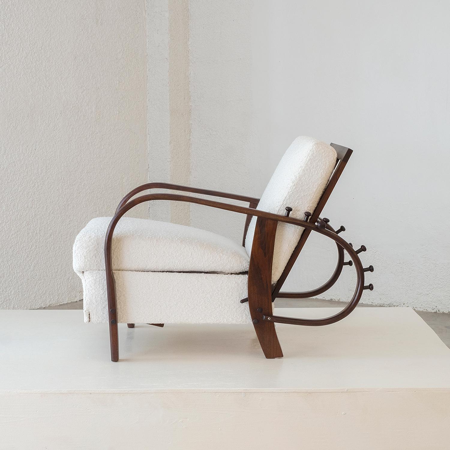 Tchèque Chaise de relaxation en acajou tchèque du 20e siècle dans le style de Jindrich Halabala en vente
