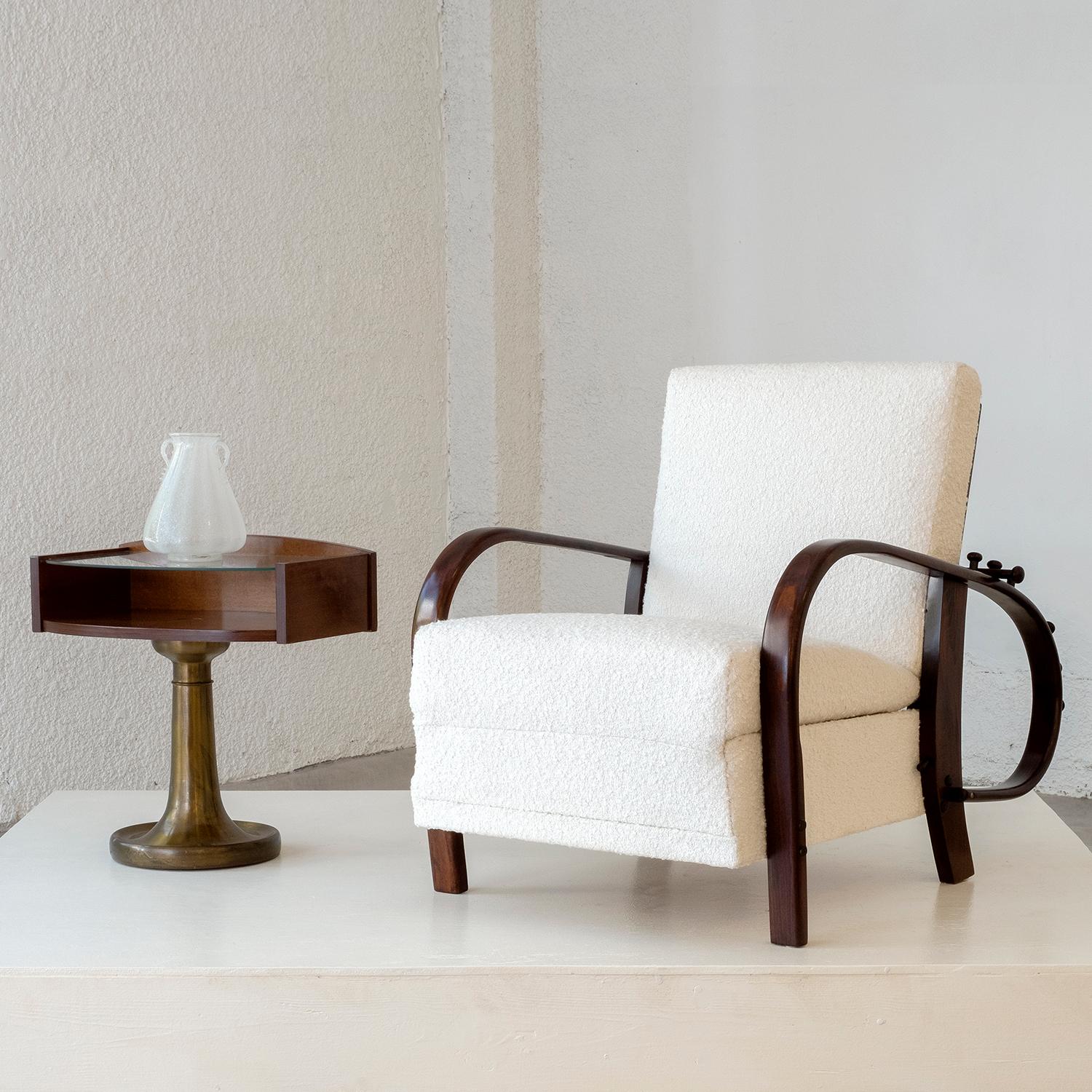 20ième siècle Fauteuil de relaxation tchèque du 20ème siècle en acajou dans le style de Jindrich Halabala en vente