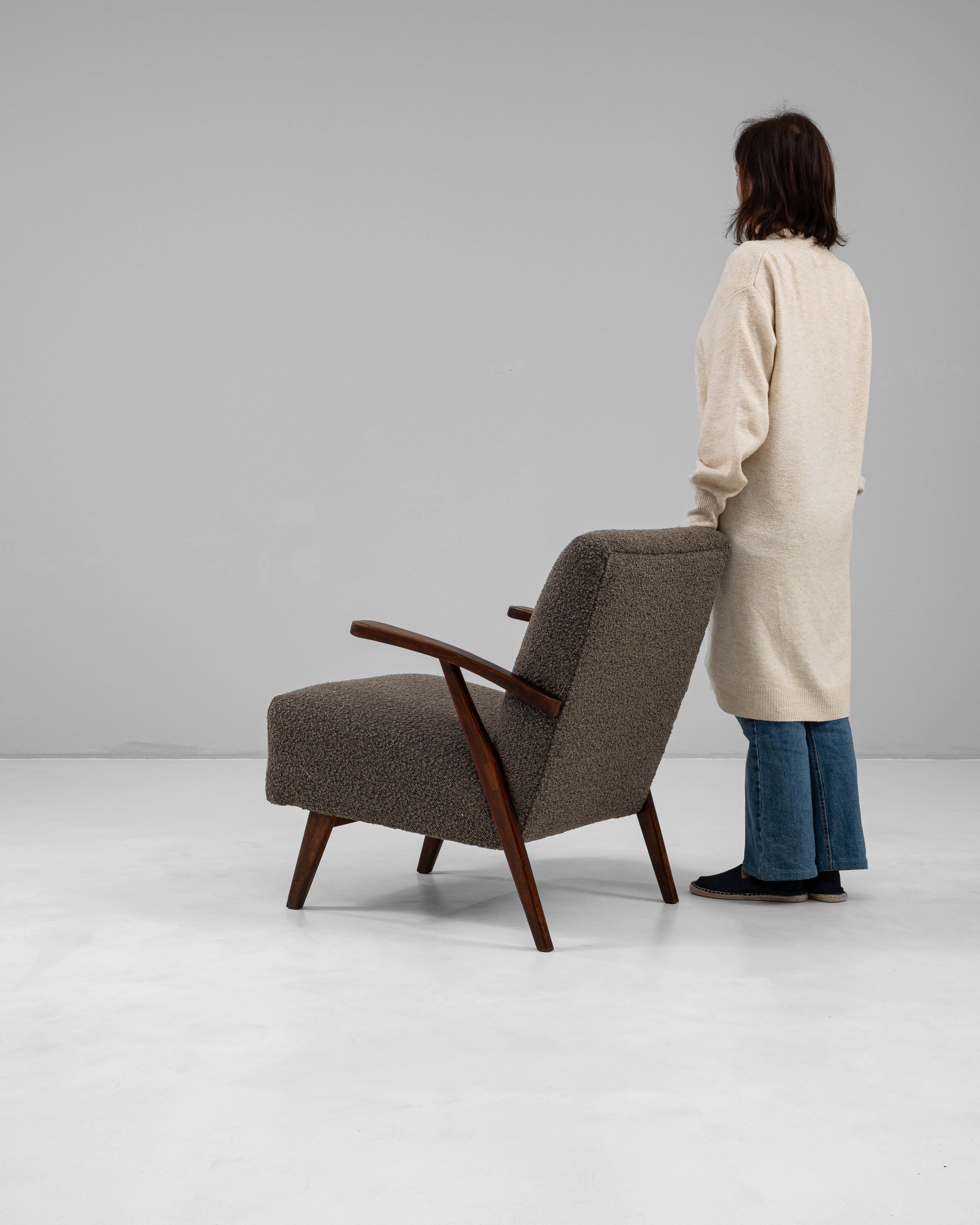 Sillón tapizado MCM checo del siglo XX Tapicería en venta