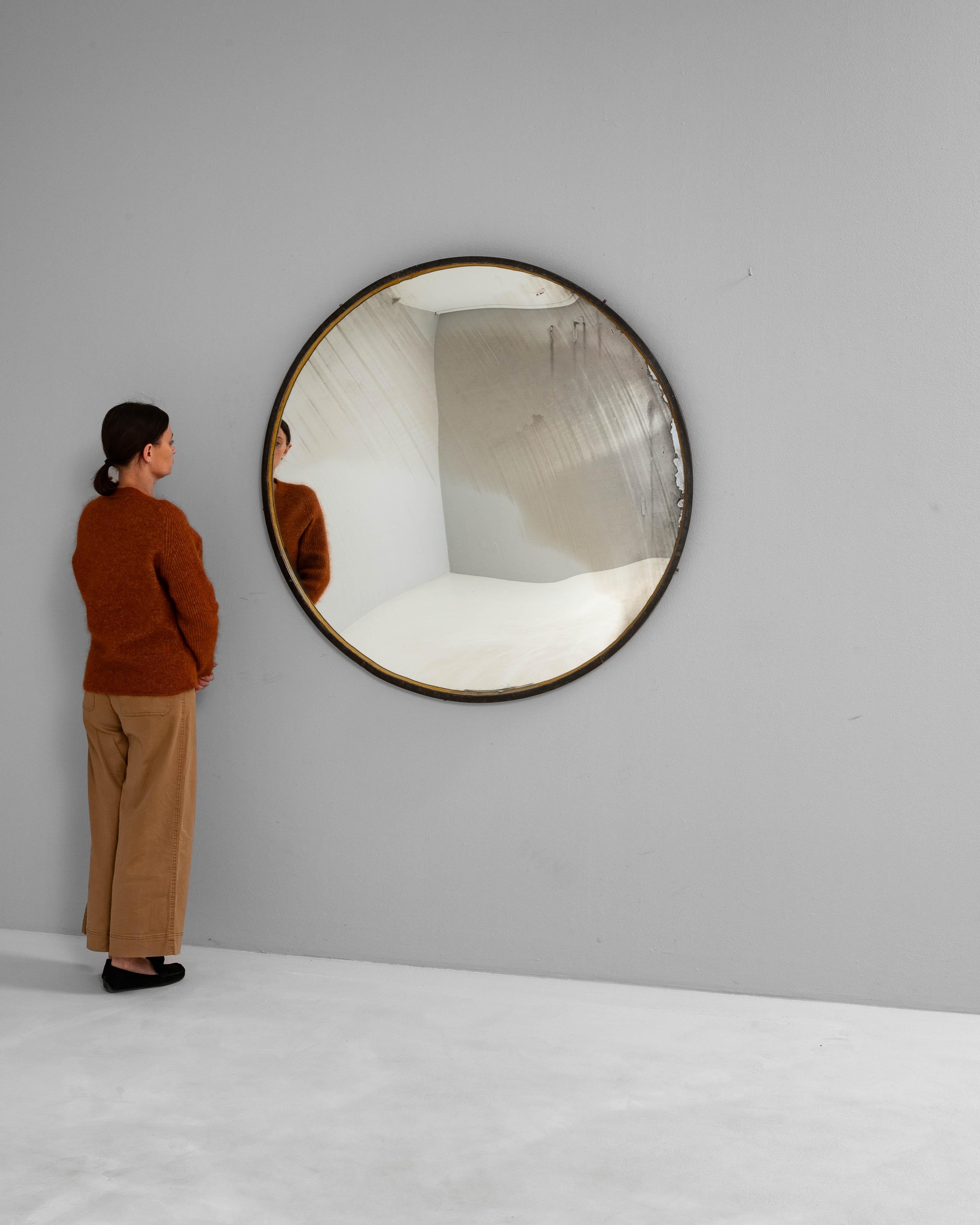 Tchèque Miroir rond en métal tchèque du 20e siècle en vente