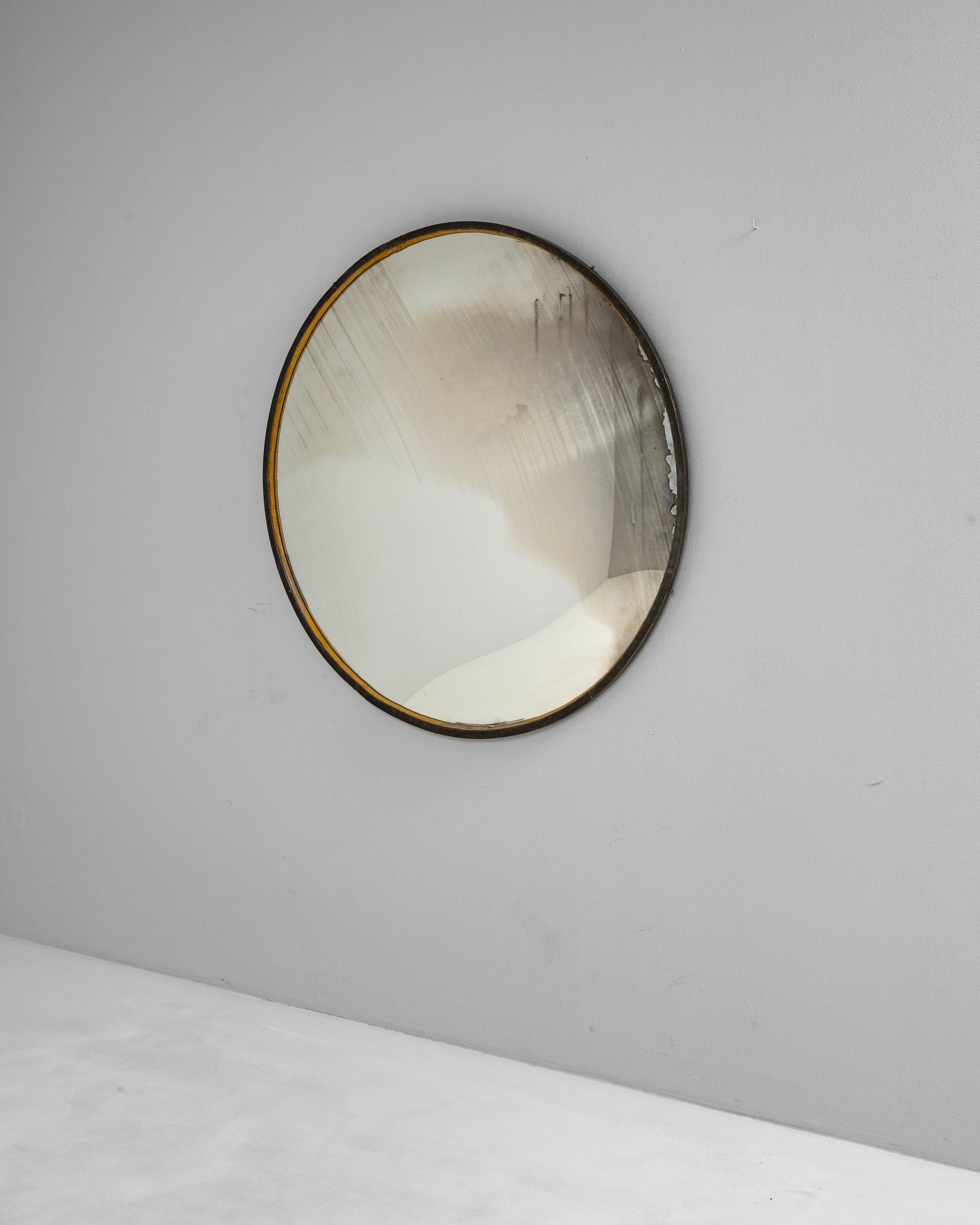 Miroir rond en métal tchèque du 20e siècle Bon état - En vente à High Point, NC