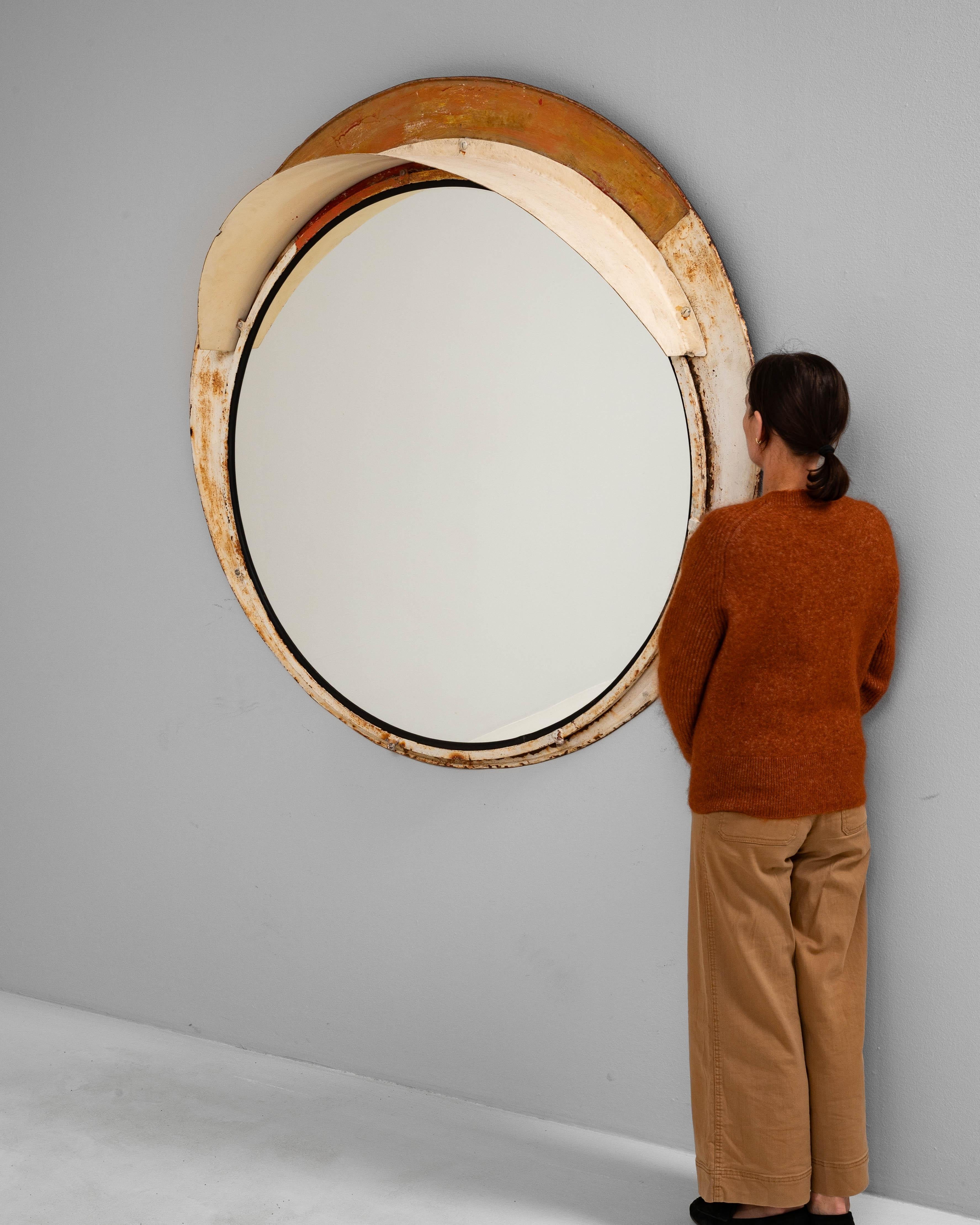 Miroir rond en métal tchèque du 20e siècle Bon état - En vente à High Point, NC