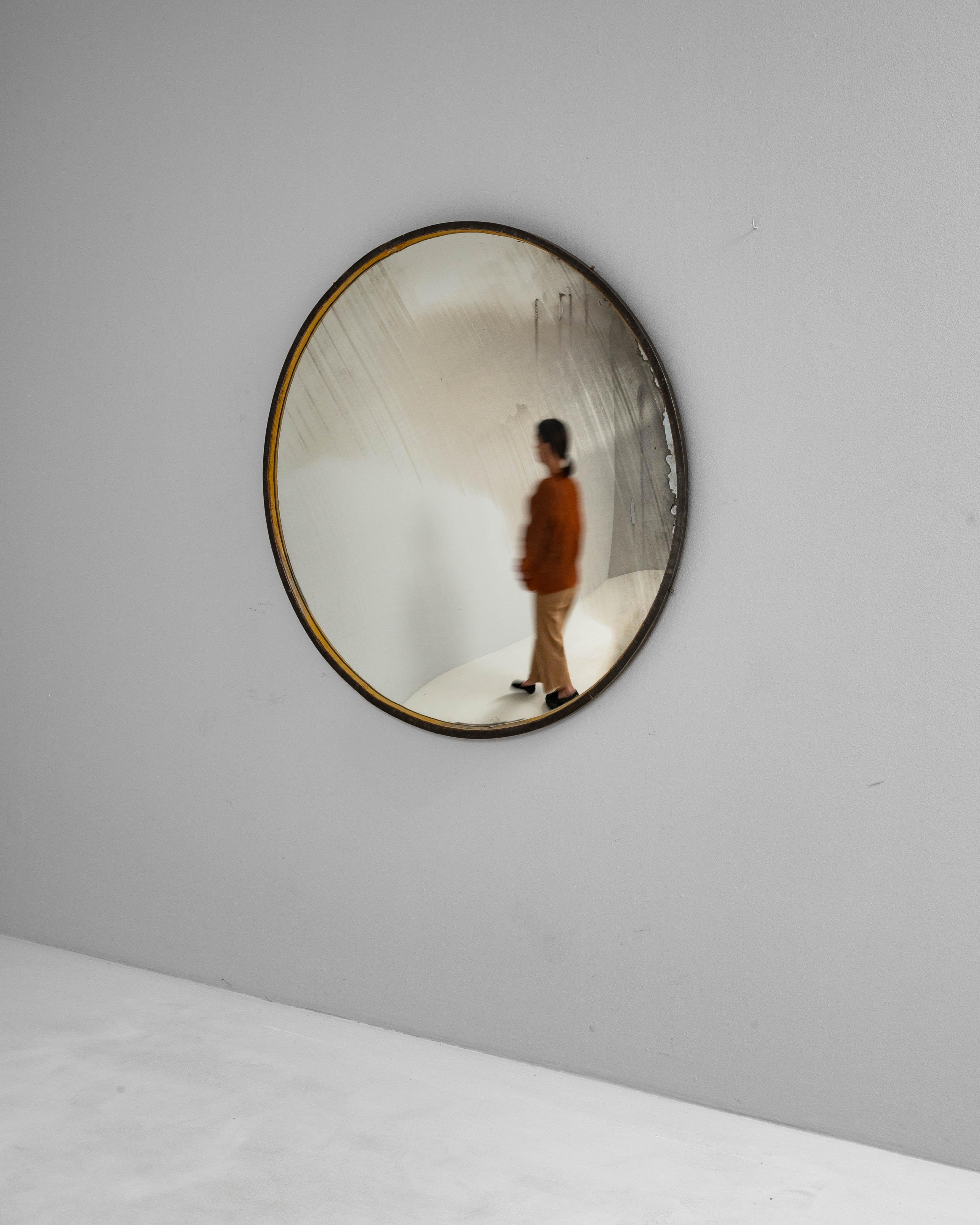 Métal Miroir rond en métal tchèque du 20e siècle en vente