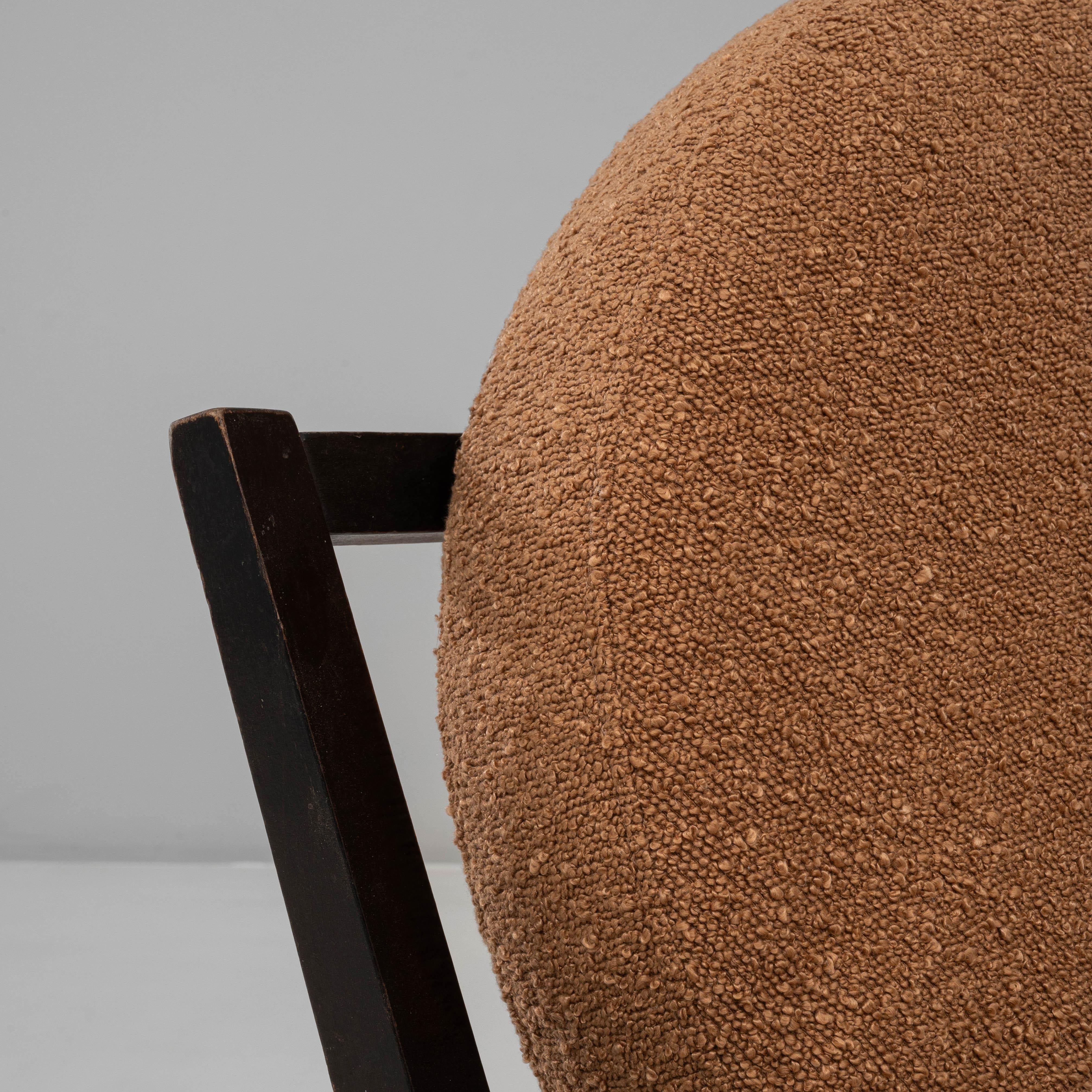 Sillón checo del siglo XX tapizado en naranja en venta 7