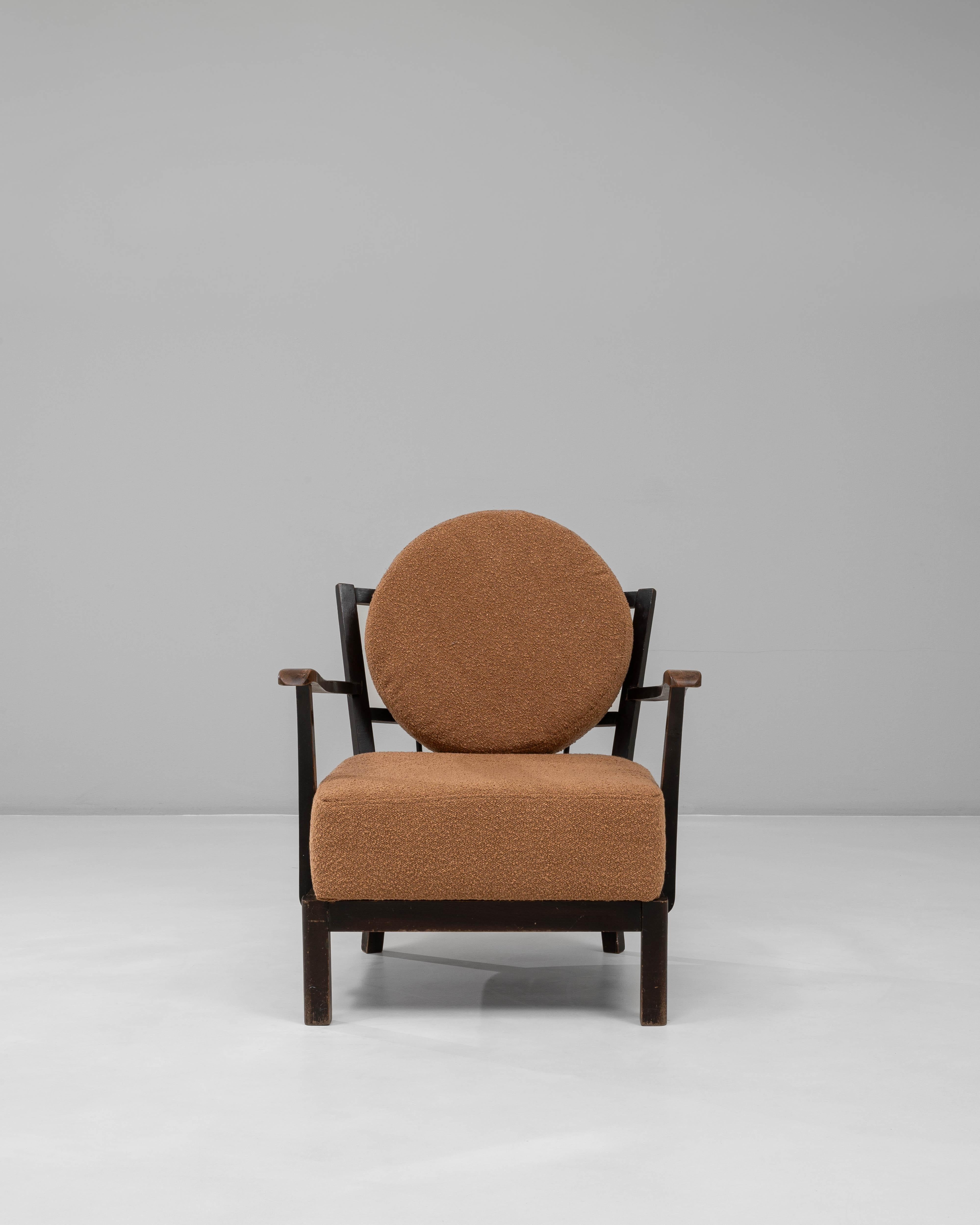Este sillón checo del siglo XX tapizado en naranja presenta un perfil distintivo y escultural, definido por su cojín de respaldo redondo y su armazón lineal de madera. La rica tapicería naranja, con su acabado texturizado tipo boucle, añade calidez