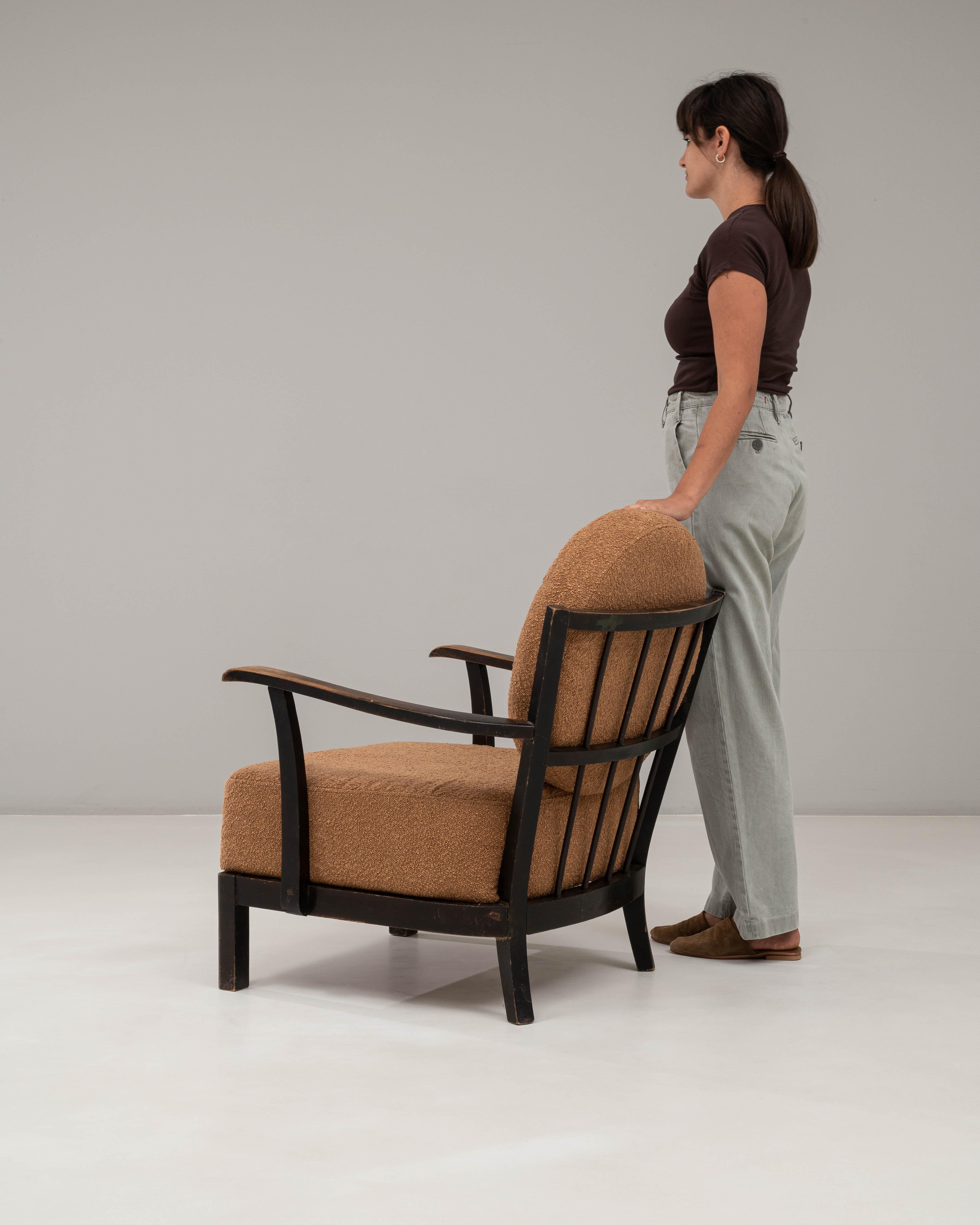 Sillón checo del siglo XX tapizado en naranja en venta 1